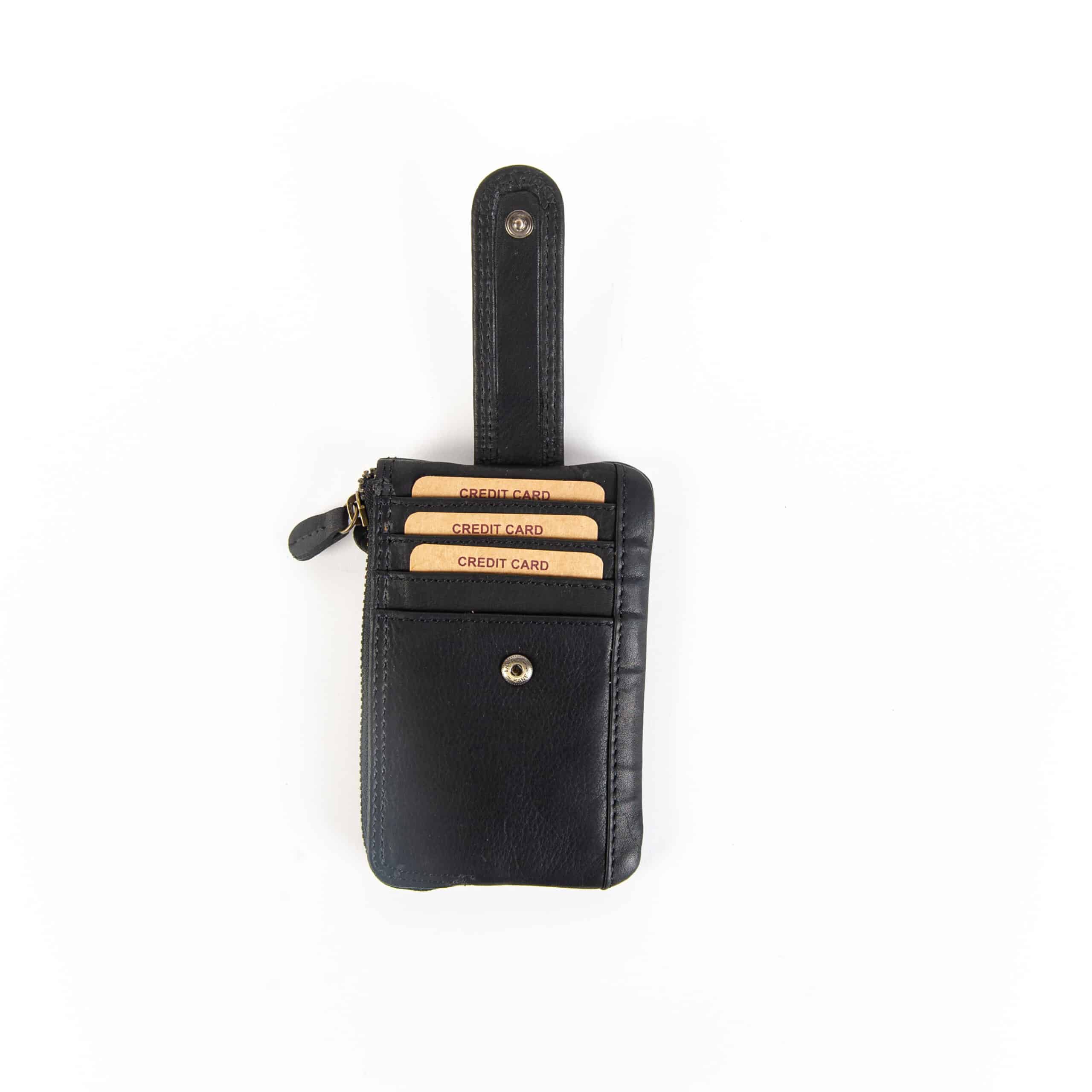 Schlüsseletui von Hill Burry mit Karten aus Leder. Kleines Lederetui für Schlüssel und Kreditkarten. Etui mit Kartenfächer. Slow Fashion Rindleder. Farbe schwarz. Lederwaren Ostwestfalen. Lederdeele Delbrück. Ansicht Rückseite mit 4 Kartenfächer