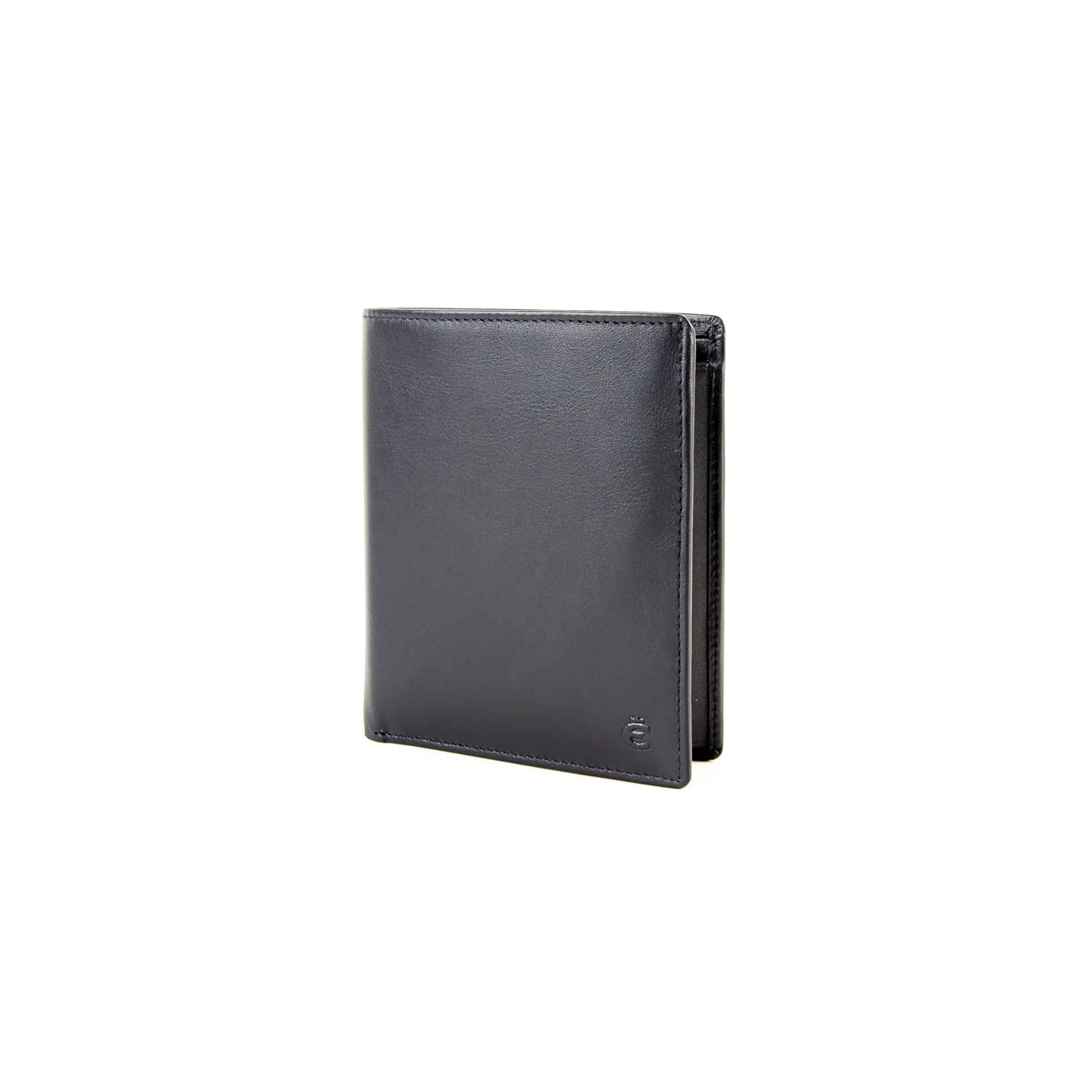 Esquire_Hochformatbörse_Logo_Portemonnaie_Herren_schwarz_RFID_patent_Echtleder_Lederwaren_Lederdeele_Delbrück_02 Esquire Logo Hochformatbörse flach. Schwarze Geldbörse für Herren mit RFID Schutz und Geheimfach. Portemonnaie aus Rindleder, Napa Leder. Lederwaren Ostwestfalen, Lederdeele aus Delbrück. Ansicht Vorderseite