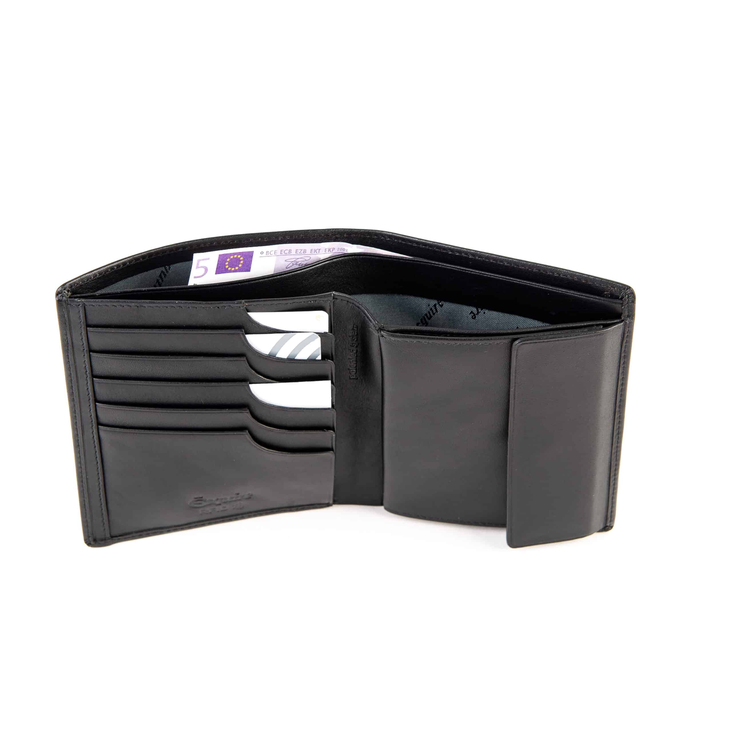 Esquire_Hochformatbörse_Logo_Portemonnaie_Herren_schwarz_RFID_patent_Echtleder_Lederwaren_Lederdeele_Delbrück_04 Esquire Logo Hochformatbörse flach. Schwarze Geldbörse für Herren mit RFID Schutz und Geheimfach. Portemonnaie aus Rindleder, Napa Leder. Lederwaren Ostwestfalen, Lederdeele aus Delbrück. Ansicht Innenansicht