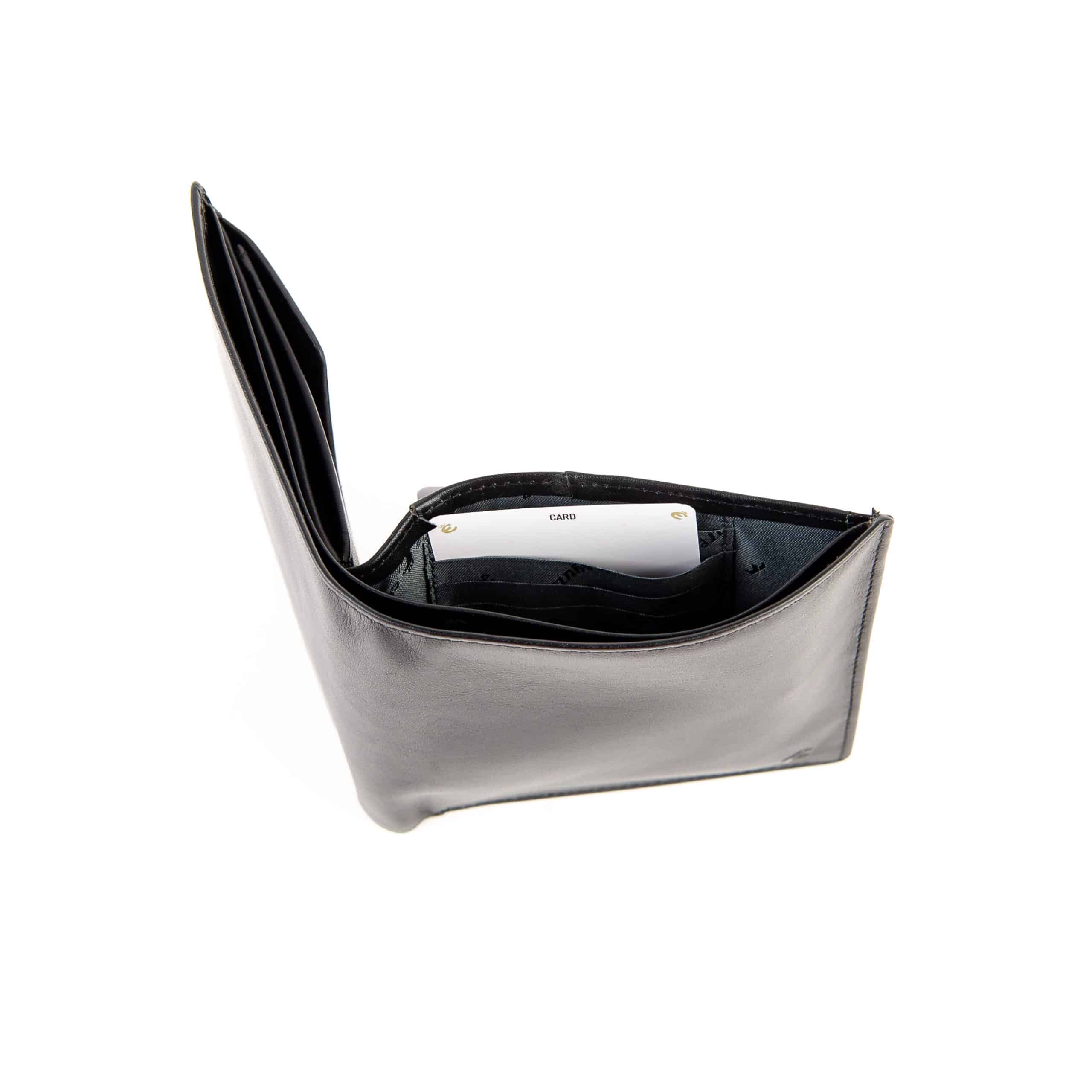 Esquire_Hochformatbörse_Logo_Portemonnaie_Herren_schwarz_RFID_patent_Echtleder_Lederwaren_Lederdeele_Delbrück_05 Esquire Logo Hochformatbörse flach. Schwarze Geldbörse für Herren mit RFID Schutz und Geheimfach. Portemonnaie aus Rindleder, Napa Leder. Lederwaren Ostwestfalen, Lederdeele aus Delbrück. Ansicht Scheinfach