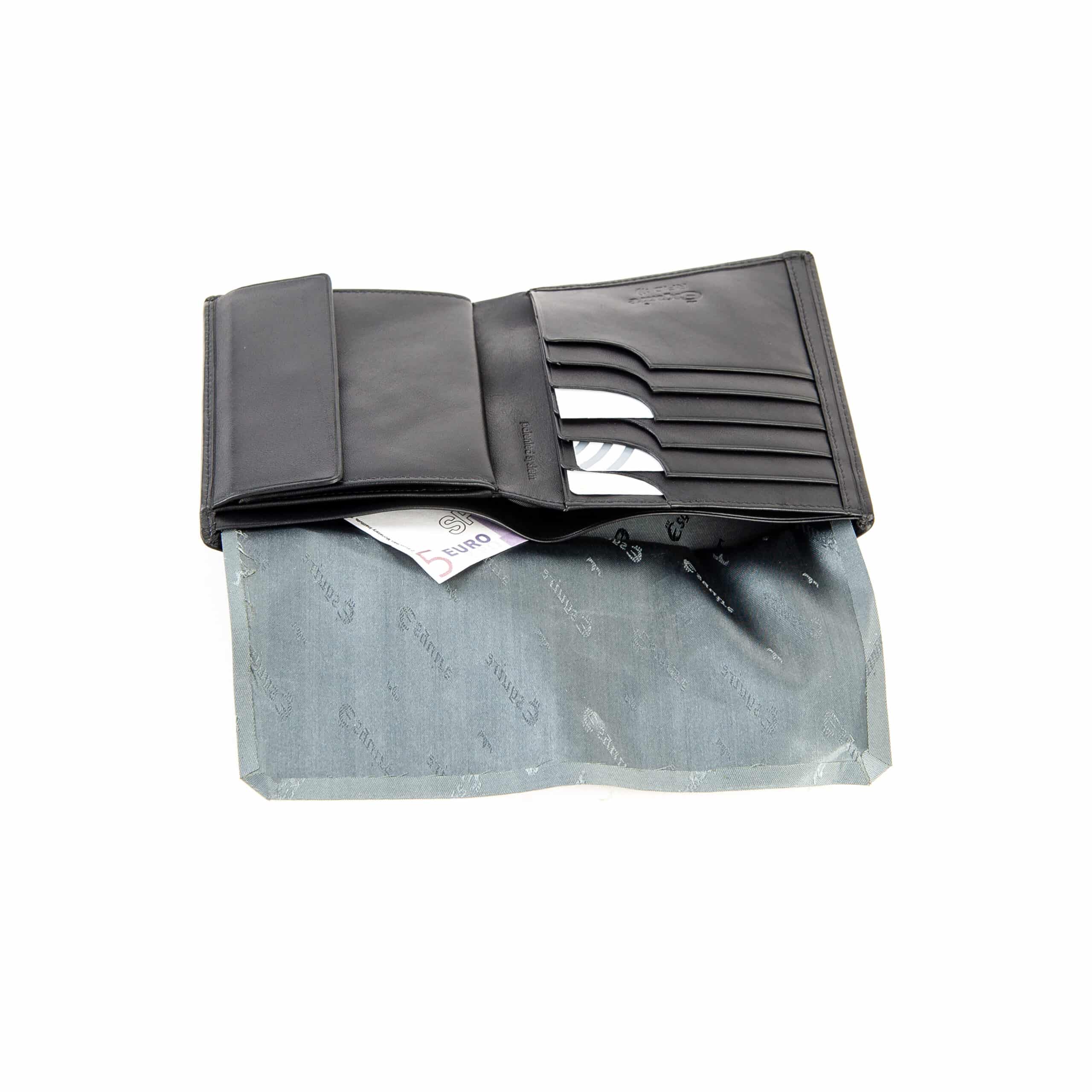 Esquire_Hochformatbörse_Logo_Portemonnaie_Herren_schwarz_RFID_patent_Echtleder_Lederwaren_Lederdeele_Delbrück_08 Esquire Logo Hochformatbörse flach. Schwarze Geldbörse für Herren mit RFID Schutz und Geheimfach. Portemonnaie aus Rindleder, Napa Leder. Lederwaren Ostwestfalen, Lederdeele aus Delbrück. Ansicht Geheimfach