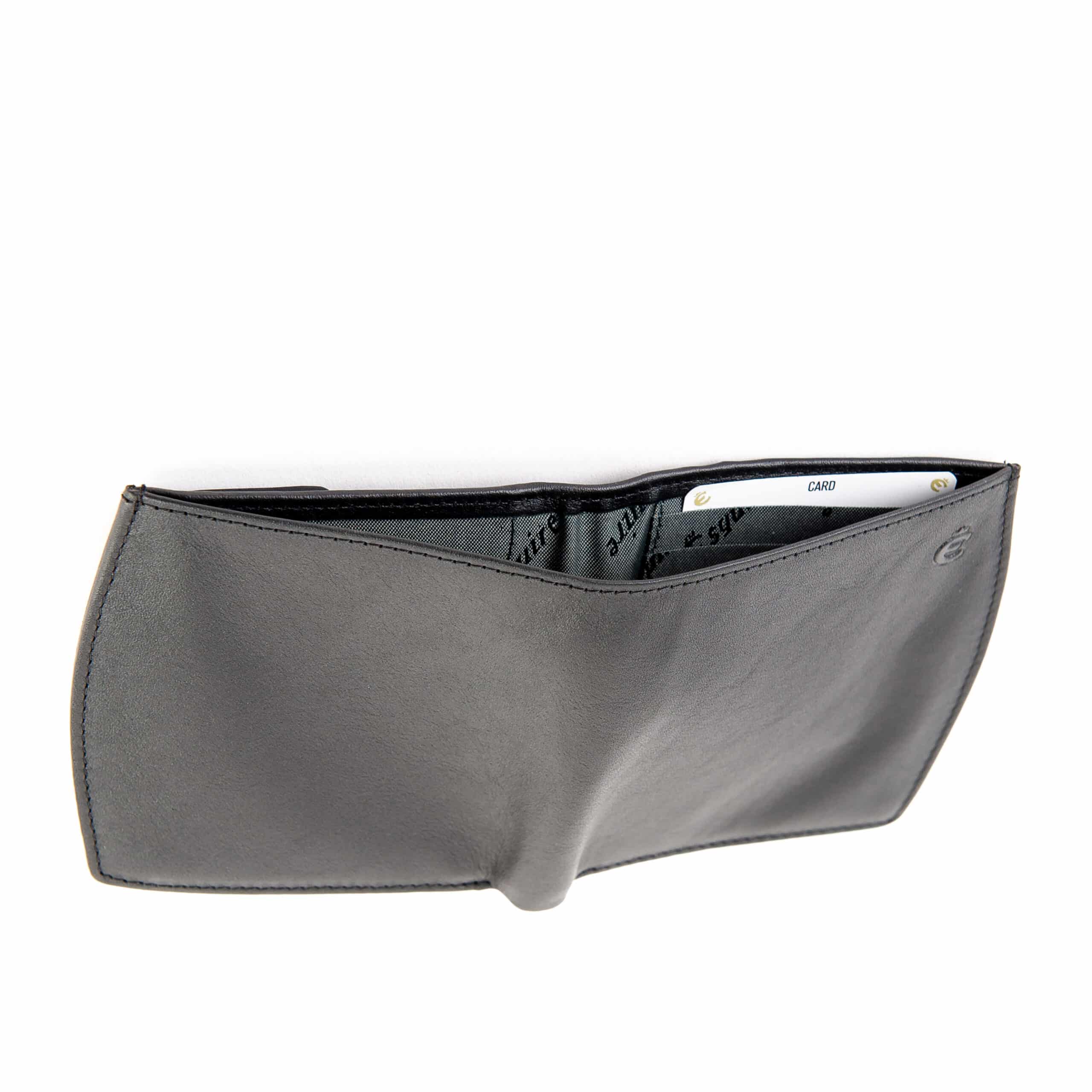 Esquire Logo Midibörse im Hochformat. Flaches Portemonnaie in Zwischengröße für Herren. Schwarze Geldbörse mit RFID Schutz, aus Rindleder, Napa Leder. Lederwaren Ostwestfalen, Lederdeele aus Delbrück. Ansicht Scheinfach