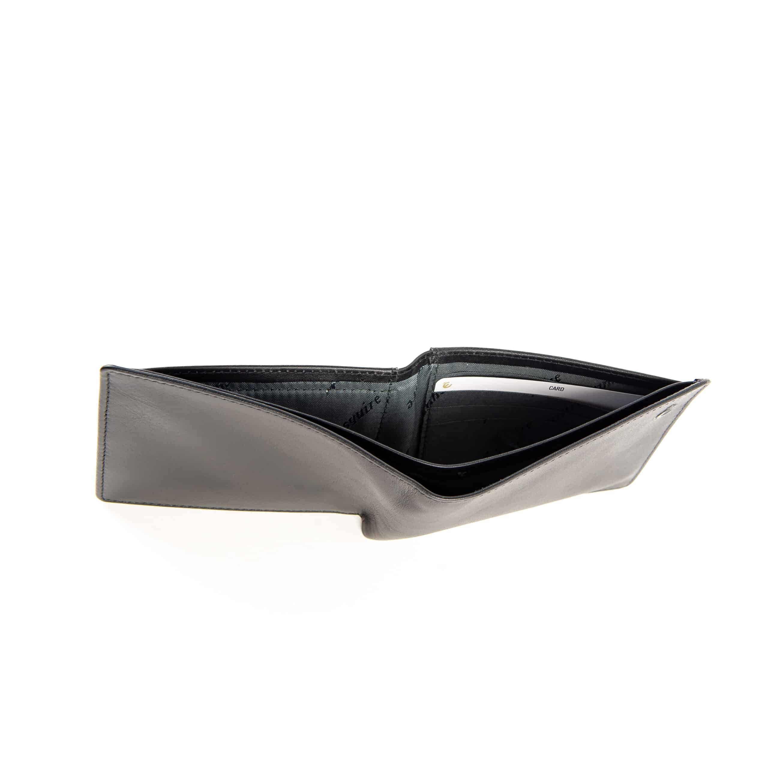 Esquire Logo Midibörse im Querformat. Flaches Portemonnaie in Zwischengröße für Herren. Schwarze Geldbörse mit RFID Schutz, aus Rindleder, Napa Leder. Lederwaren Ostwestfalen, Lederdeele aus Delbrück. Ansicht Scheinfach