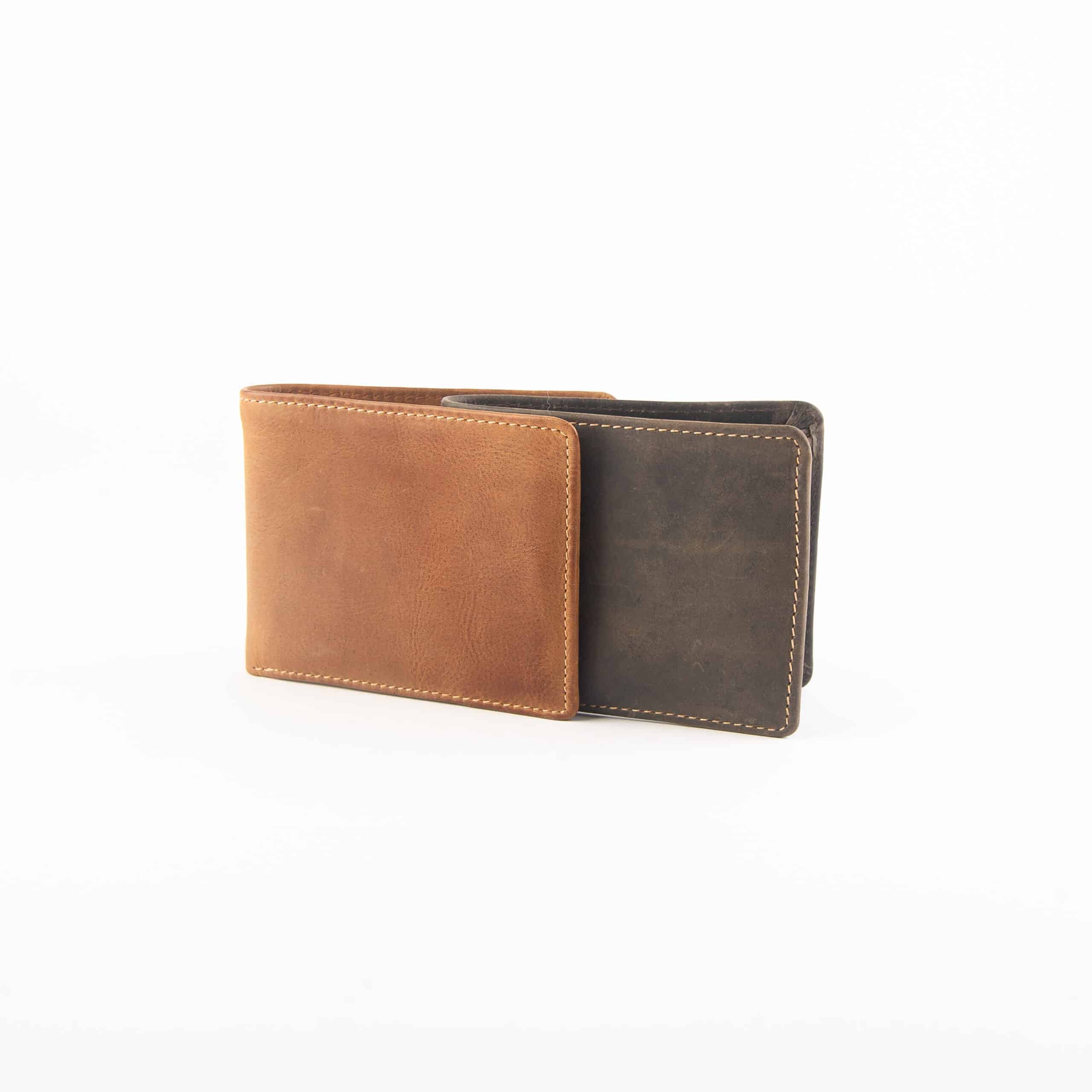 Geldbörse Herren Querformat flach_Portemonnaie_Geldbeutel_Leder_Rindleder_RFID_Naturleder_Lederwaren_Lederdeele_Delbrück_01 Geldbörse für Herren im Querformat Flach. Schlankes Portemonnaie aus Leder. Naturleder, Slow Fashion. Rindleder in cognac oder braun. Lederwaren online kaufen, Lederdeele Delbrück Ostwestfalen. Gruppenbild