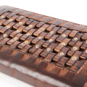 Große Geldbörse für Damen mit Nieten. Leder Portemonnaie mit Reißverschluss von Hill Burry. Geöltes Rindler, Slow Fashion. Farbe braun. Lederwaren Ostwestfalen, Lederdeele aus Delbrück. Detailbild Oberfläche