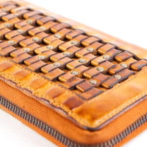 Große Geldbörse für Damen mit Nieten. Leder Portemonnaie mit Reißverschluss von Hill Burry. Geöltes Rindler, Slow Fashion. Farbe cognac. Lederwaren Ostwestfalen, Lederdeele aus Delbrück. Detailbild Oberfläche
