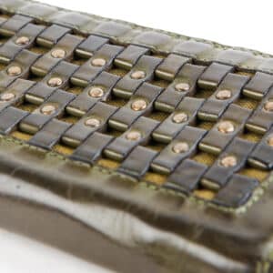 Große Geldbörse für Damen mit Nieten. Leder Portemonnaie mit Reißverschluss von Hill Burry. Geöltes Rindler, Slow Fashion. Farbe grün. Lederwaren Ostwestfalen, Lederdeele aus Delbrück. Detailbild Oberfläche