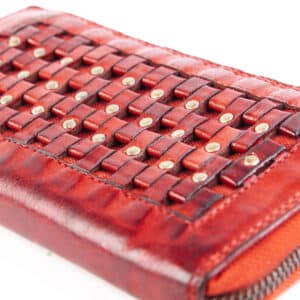 Große Geldbörse für Damen mit Nieten. Leder Portemonnaie mit Reißverschluss von Hill Burry. Geöltes Rindler, Slow Fashion. Farbe rot. Lederwaren Ostwestfalen, Lederdeele aus Delbrück. Detailaufnahme Oberfläche