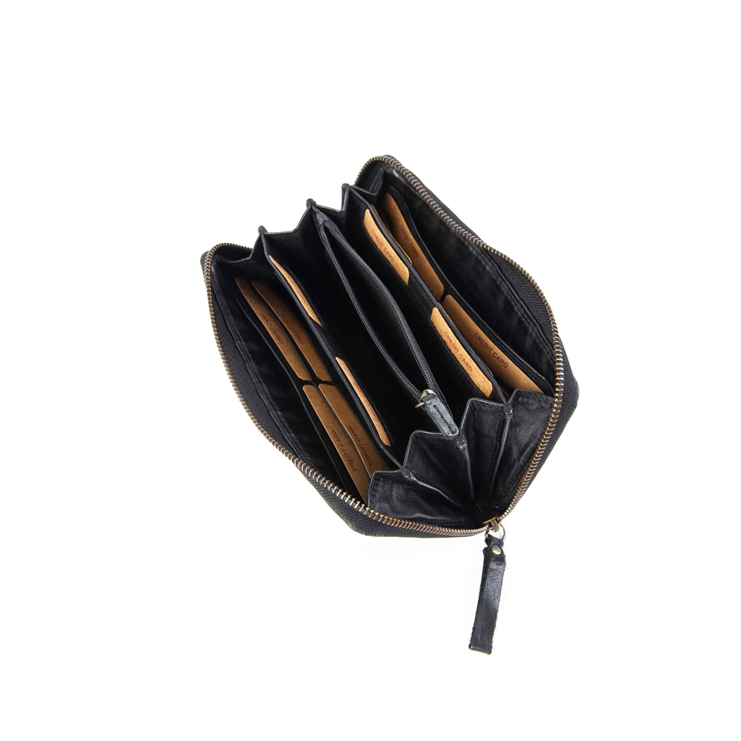 Große Geldbörse Damen_Nieten_Hill Burry_schwarz_Portemonnaie_Leder_Rindleder_RFID_Slow Fashion_Lederwaren_Lederdeele_Delbrück_06 Große Geldbörse für Damen mit Nieten. Leder Portemonnaie mit Reißverschluss von Hill Burry. Geöltes Rindler, Slow Fashion. Farbe schwarz. Lederwaren Ostwestfalen, Lederdeele aus Delbrück. Innenansicht Kartenfächer