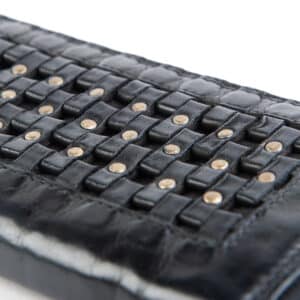 Große Geldbörse für Damen mit Nieten. Leder Portemonnaie mit Reißverschluss von Hill Burry. Geöltes Rindler, Slow Fashion. Farbe schwarz. Lederwaren Ostwestfalen, Lederdeele aus Delbrück. Detailaufnahme Oberfläche