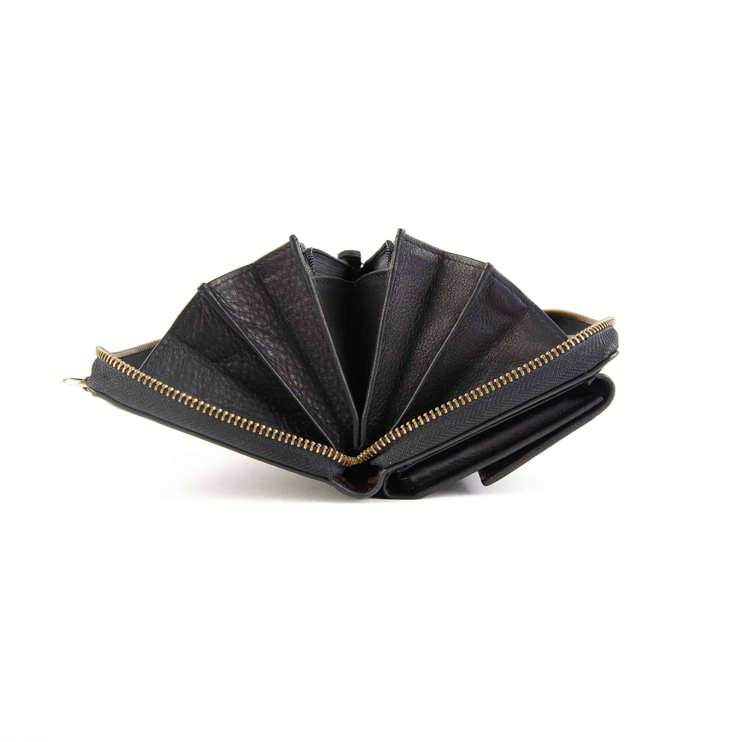 Handytasche mit Geldbörse_zum umhängen_Portemonnaie_Damen_schwarz_Leder_Slow Fashion_Hill Burry_RFID_Lederwaren_Lederdeele_Delbrück_04 Handytasche mit Geldbörse von Hill Burry im Querformat. Farbe schwarz. Portemonnaie und Handyfach für Damen. Slow Fashion Umhängetasche aus Leder mit RFID Schutz. Lederwaren Ostwestfalen, Lederdeele aus Delbrück. Seitenansicht