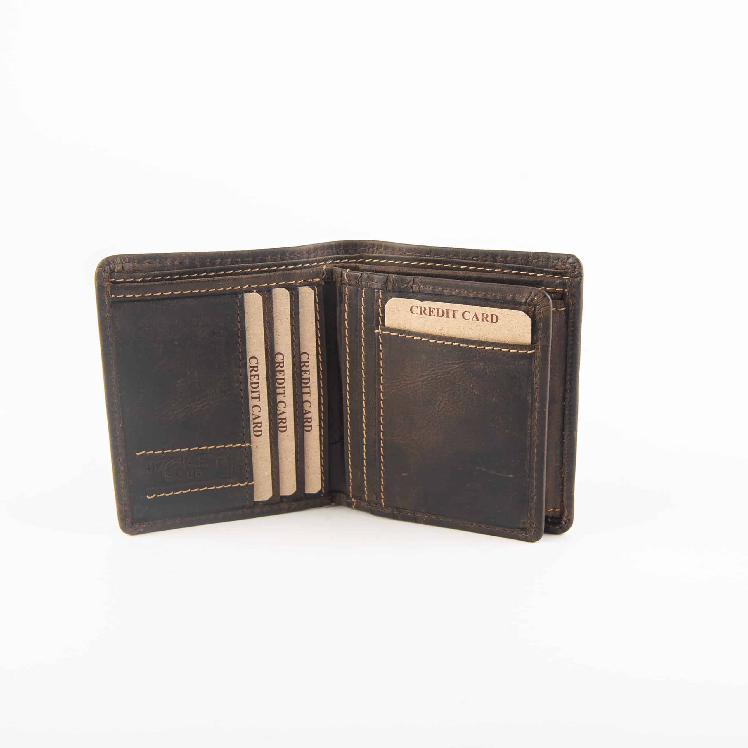 Jockey Club Geldbörse_ klein_Hochformat_Naturleder_RFID_braun_Herren_Lederwaren_Lederdeele_Delbrück_02 Jockey Club Geldbörse klein im Hochformat. Leder Portemonnaie für Herren. Naturleder, Rindleder, Slow Fashion. Mit RFID Schutz. Farbe braun. Lederwaren Ostwestfalen, Lederdeele aus Delbrück. Ansicht Kartenfächer