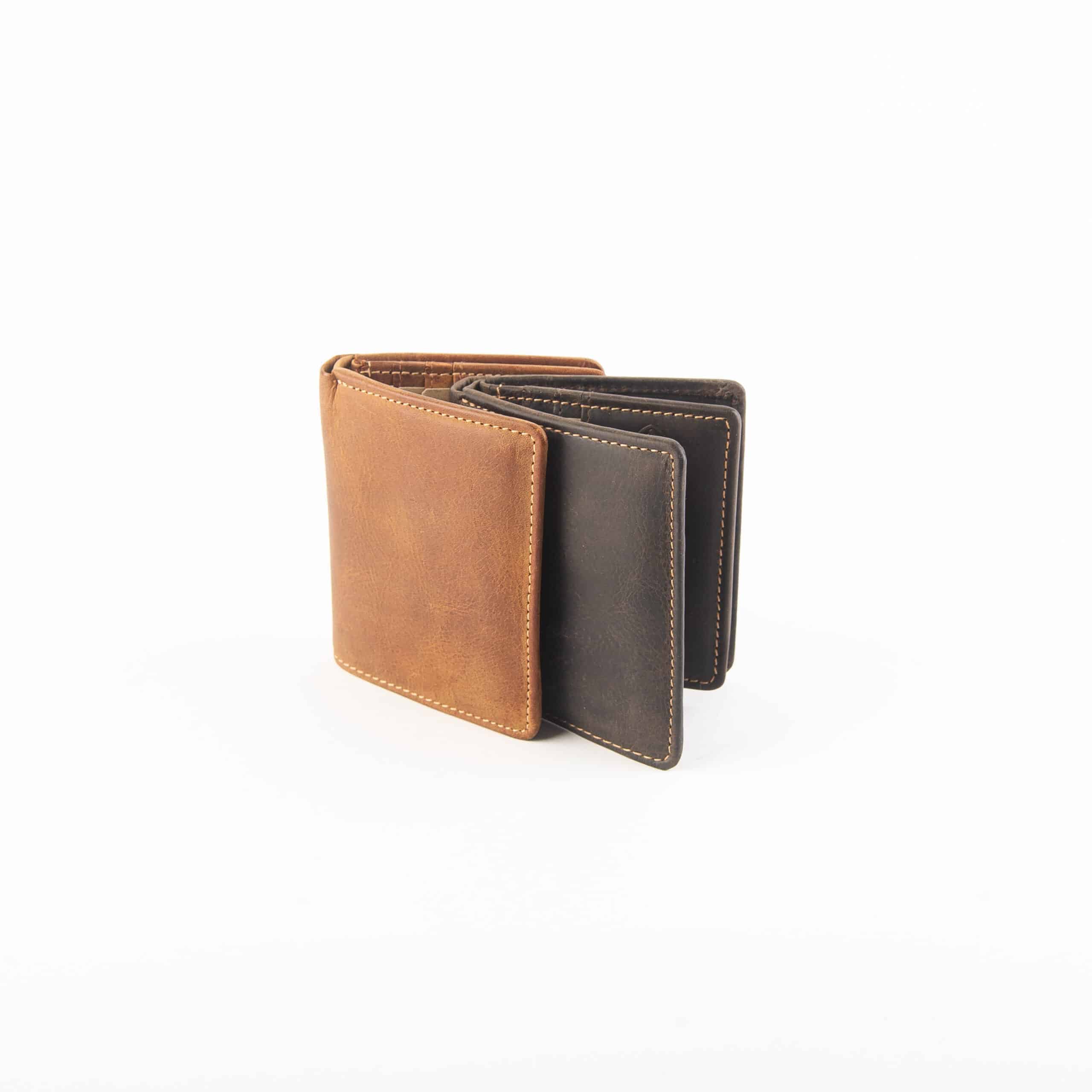 Jockey Club Geldbörse_ klein_Hochformat_Naturleder_RFID_braun_cognac_Herren_Lederwaren_Lederdeele_Delbrück_05 Jockey Club Geldbörse klein im Hochformat. Leder Portemonnaie für Herren. Naturleder, Rindleder, Slow Fashion. Mit RFID Schutz. Farbe braun und cognac. Lederwaren Ostwestfalen, Lederdeele aus Delbrück. Gruppenbild