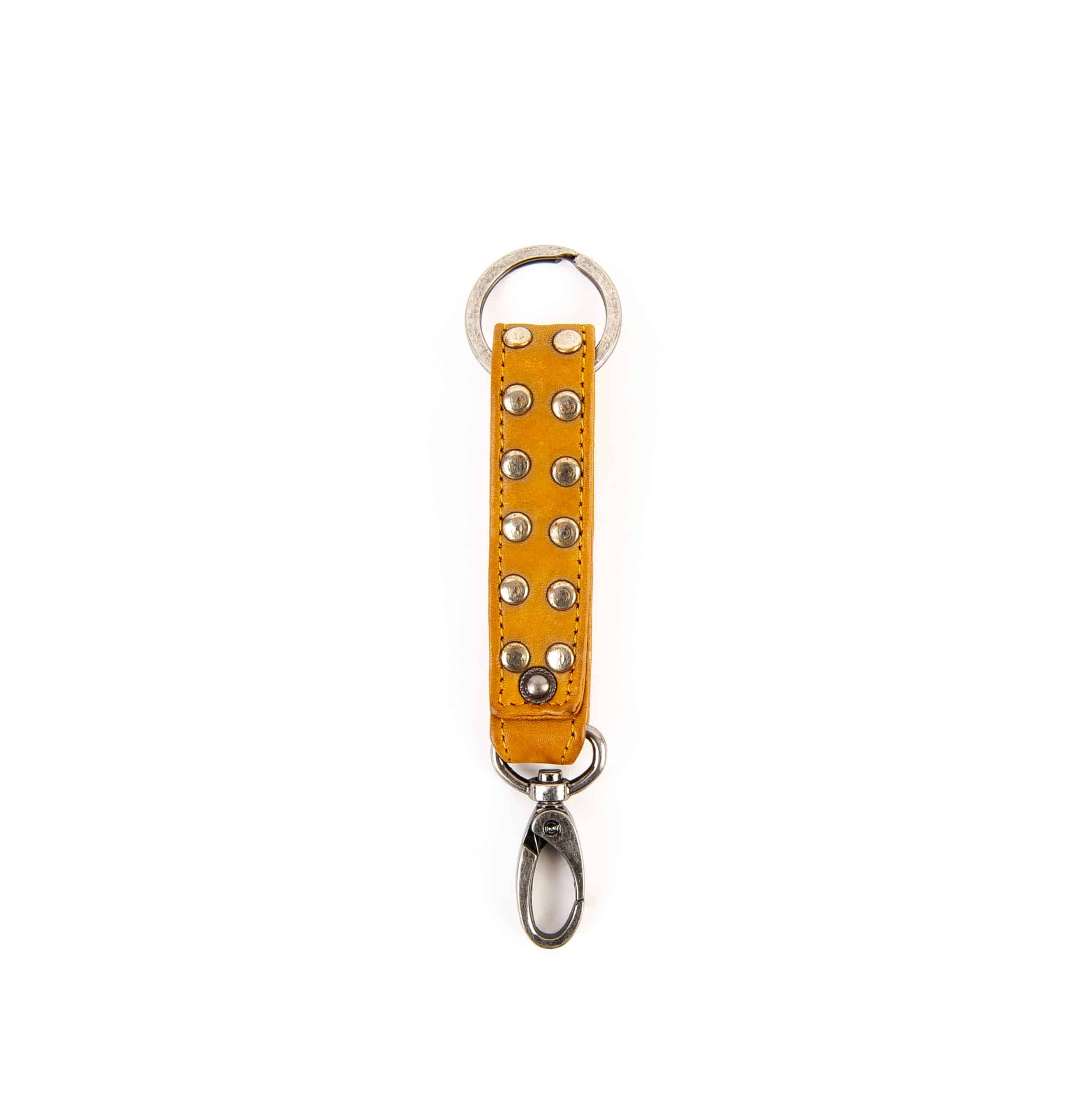 Jockey Club_Schlüsselanhänger_cognac_Leder_Rindleder_Lederwaren_Lederdeele_Delbrück_01 Jockey Club Schlüsselanhänger aus Rindleder. Leder Anhänger für Schlüssel, Schlüsselbund, Autoschlüssel. Design mit Nieten, Farbe cognac. Lederwaren Ostwestfalen, Lederdeele aus Delbrück. Ansicht Vorderseite