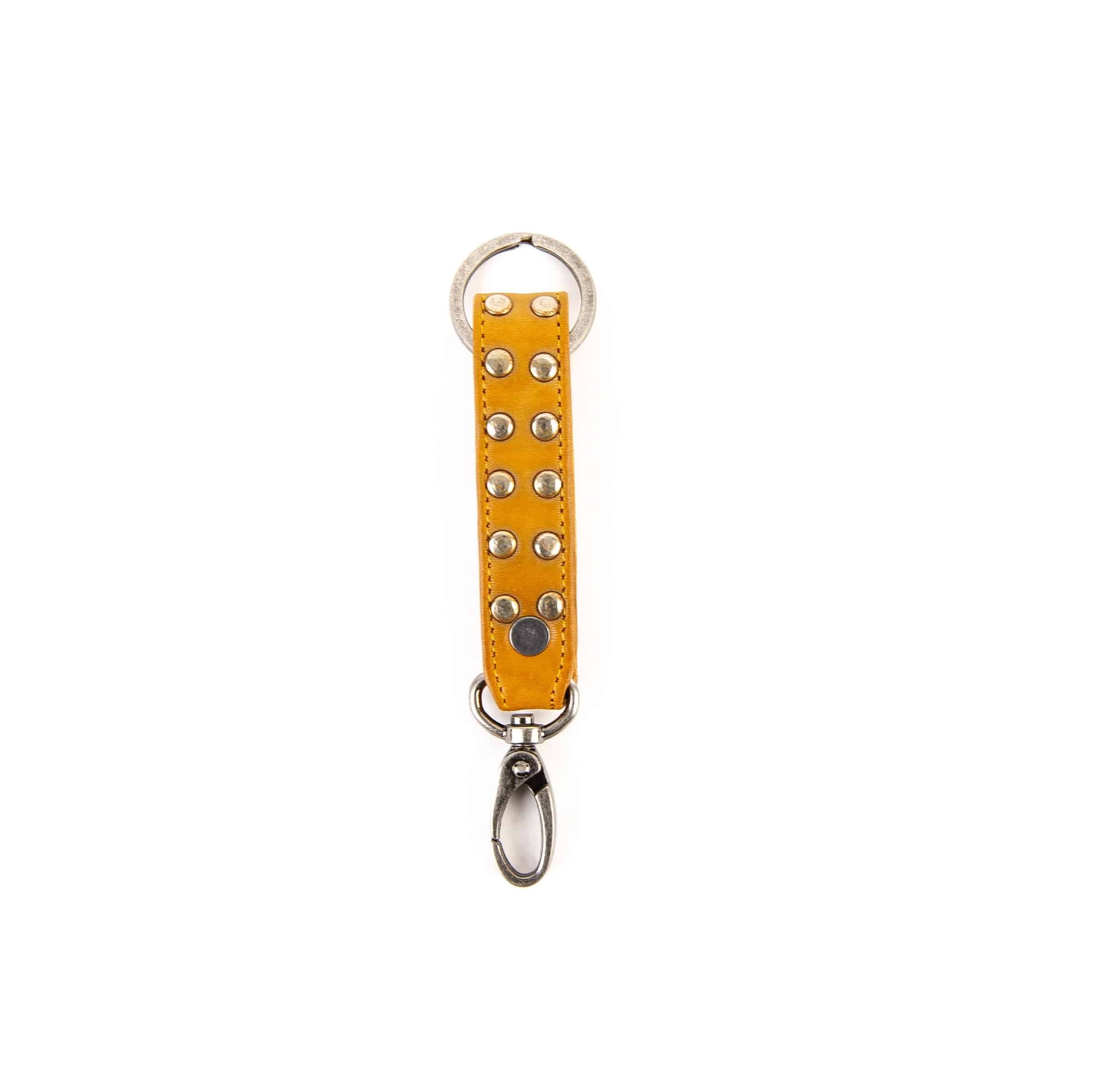 Jockey Club_Schlüsselanhänger_cognac_Leder_Rindleder_Lederwaren_Lederdeele_Delbrück_02 Jockey Club Schlüsselanhänger aus Rindleder. Leder Anhänger für Schlüssel, Schlüsselbund, Autoschlüssel. Design mit Nieten, Farbe cognac. Lederwaren Ostwestfalen, Lederdeele aus Delbrück. Ansicht Rückseite
