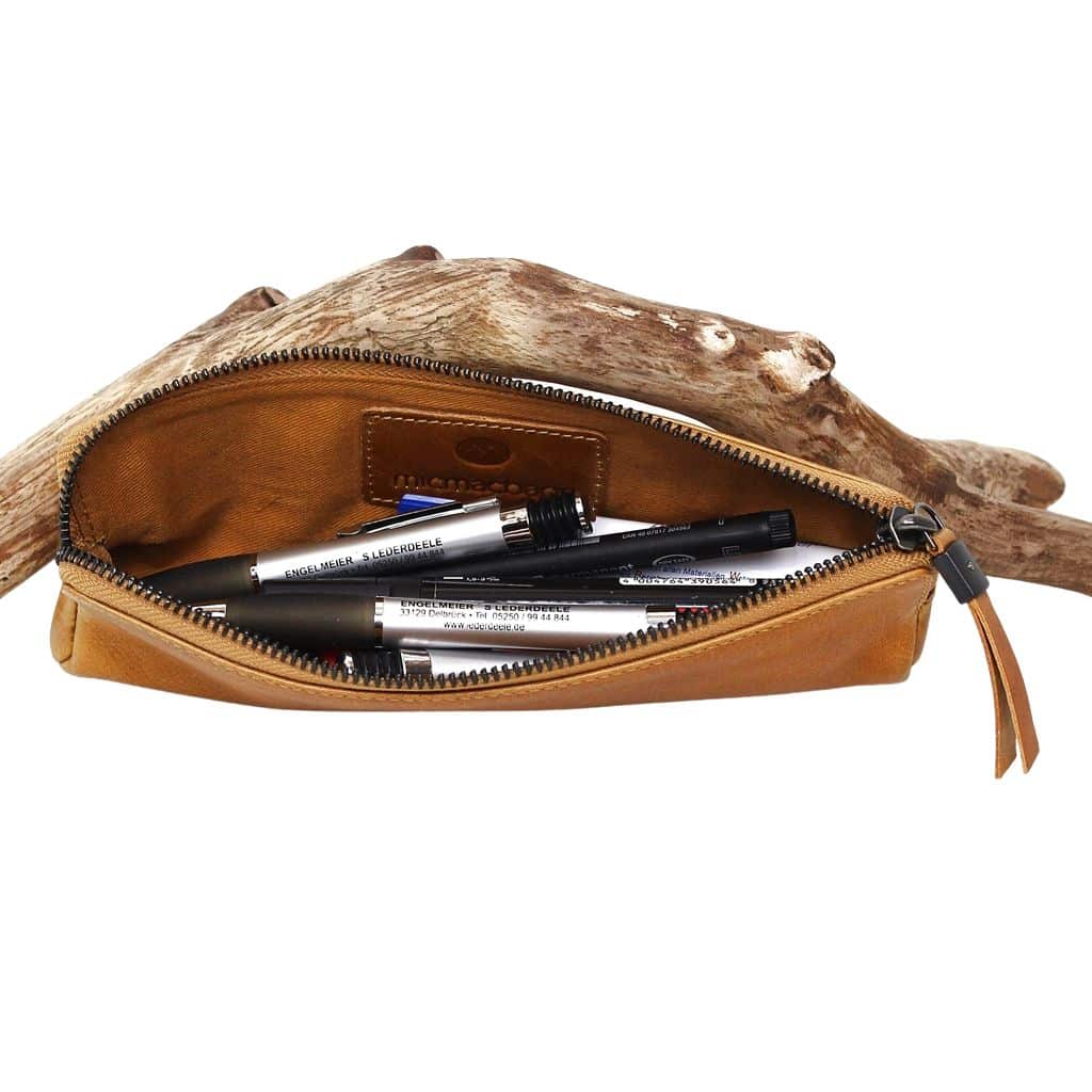 Schlampermäppchen Kleur micmacbags_ocker_Federmäppchen_Stifteetui_Leder_Rindleder_SlowFashion_Lederwaren_Lederdeele_Delbrück_02 Schlampermäppchen Kleur von micmacbags. Stifteetui aus Slow Fashion Leder. Etui für Stifte und Accessoires. Federmäppchen Rindleder. Farbe ocker. Lederwaren Ostwestfalen, Lederdeele aus Delbrück. Innenansicht