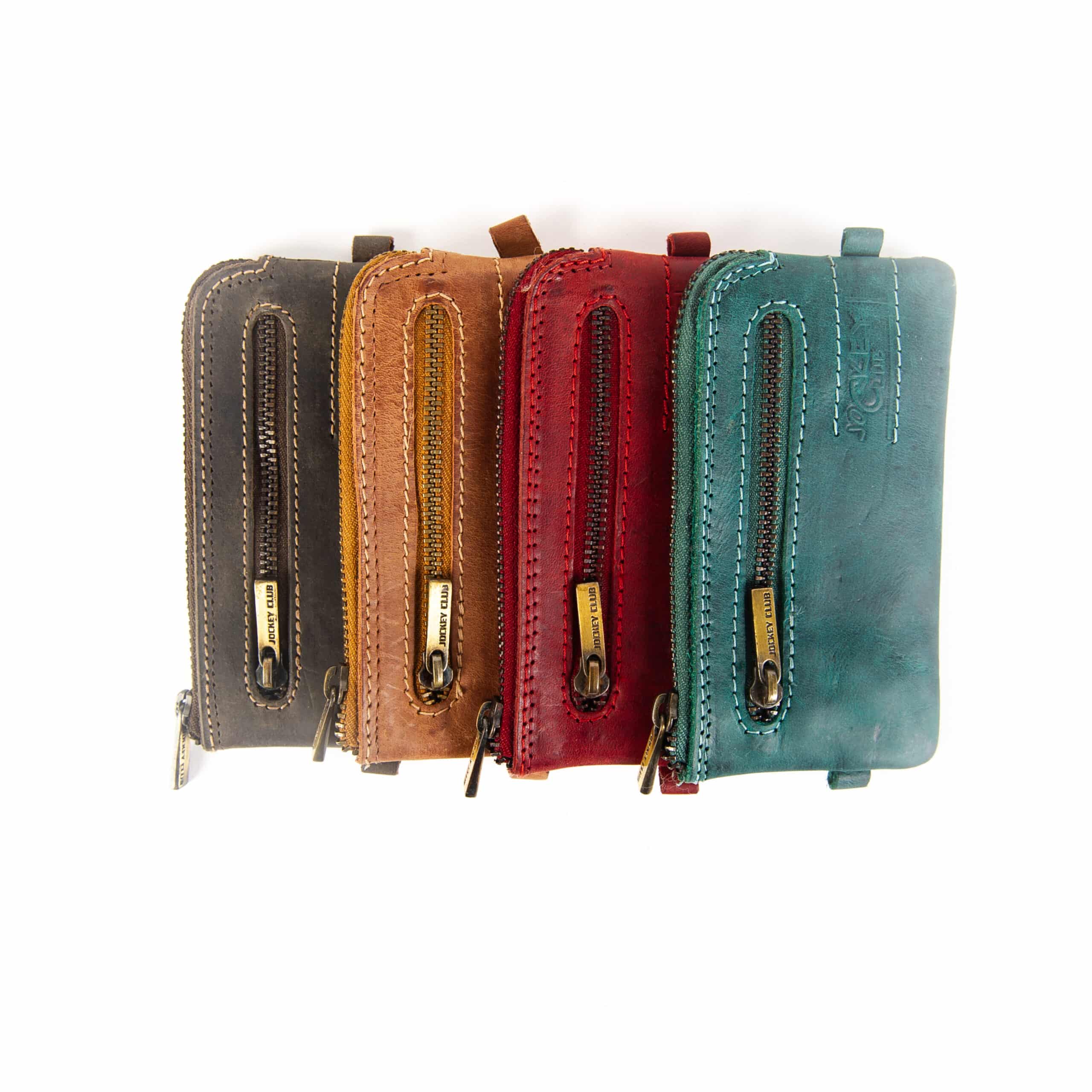 Schlüsseletui Classic von Jockey Club. Schlüsseltasche aus naturbelassenem Rindleder mit zwei Schlüsselringen. Nachhaltiges Slow Fashion Etui aus Leder. Vier Farben. Lederwaren Ostwestfalen, Lederdeele aus Delbrück. Ansicht Gruppenansicht