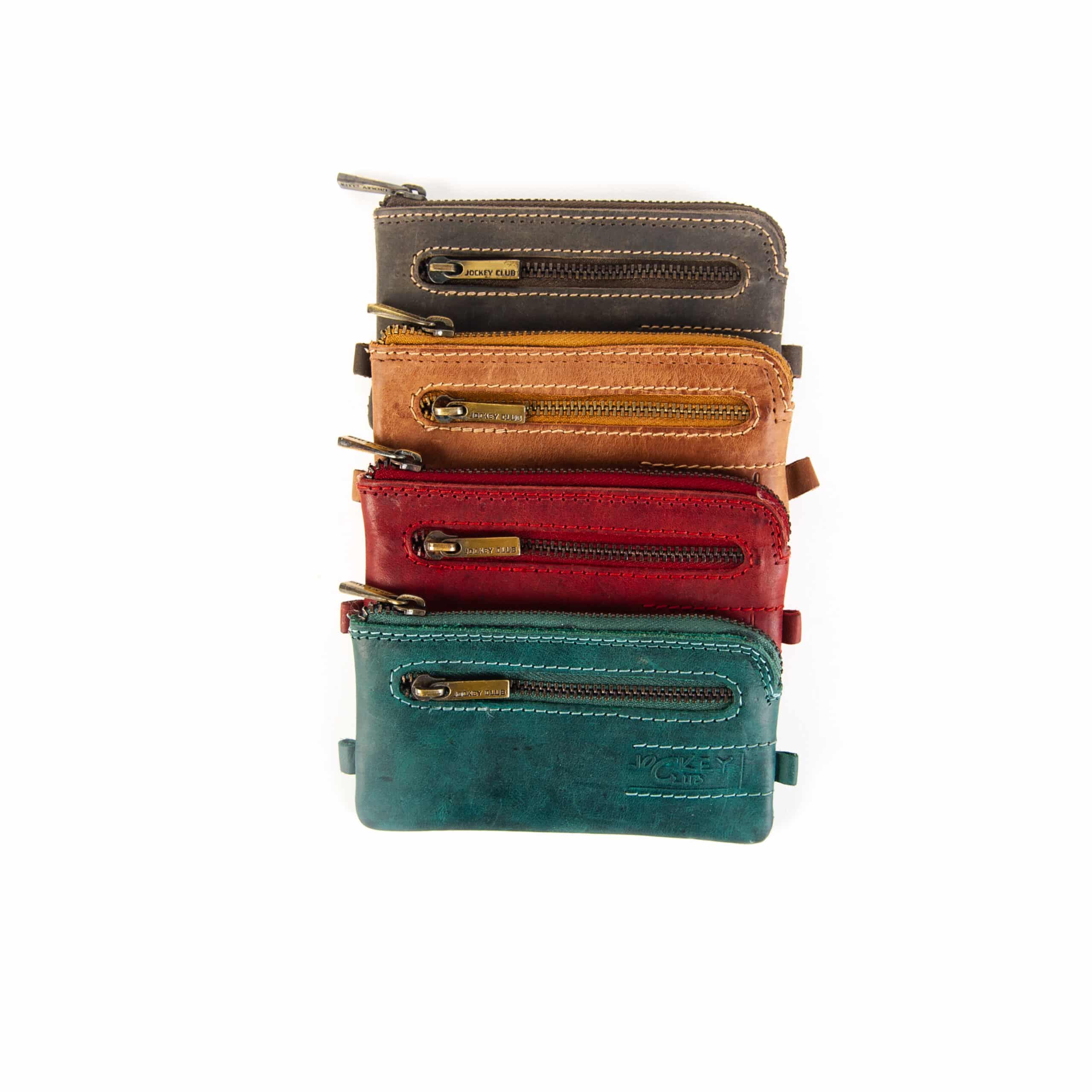 Schlüsseletui Classic von Jockey Club. Schlüsseltasche aus naturbelassenem Rindleder mit zwei Schlüsselringen. Nachhaltiges Slow Fashion Etui aus Leder. Vier Farben. Lederwaren Ostwestfalen, Lederdeele aus Delbrück. Ansicht Gruppenansicht