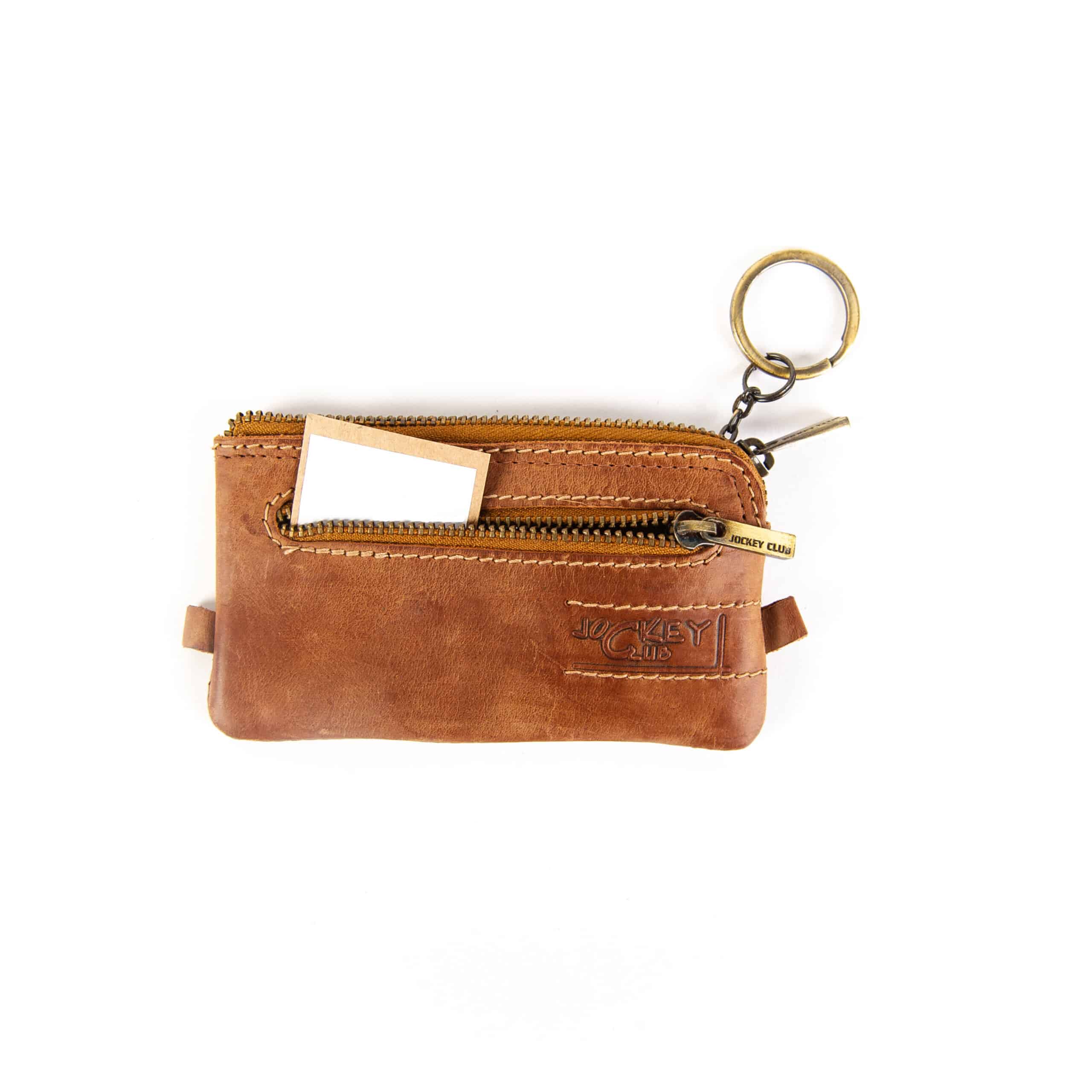 Schlüsseletui Classic von Jockey Club. Schlüsseltasche aus naturbelassenem Rindleder mit zwei Schlüsselringen. Nachhaltiges Slow Fashion Etui aus Leder. Farbe cognac. Lederwaren Ostwestfalen, Lederdeele aus Delbrück. Ansicht Vorderseite Reißverschlussfach