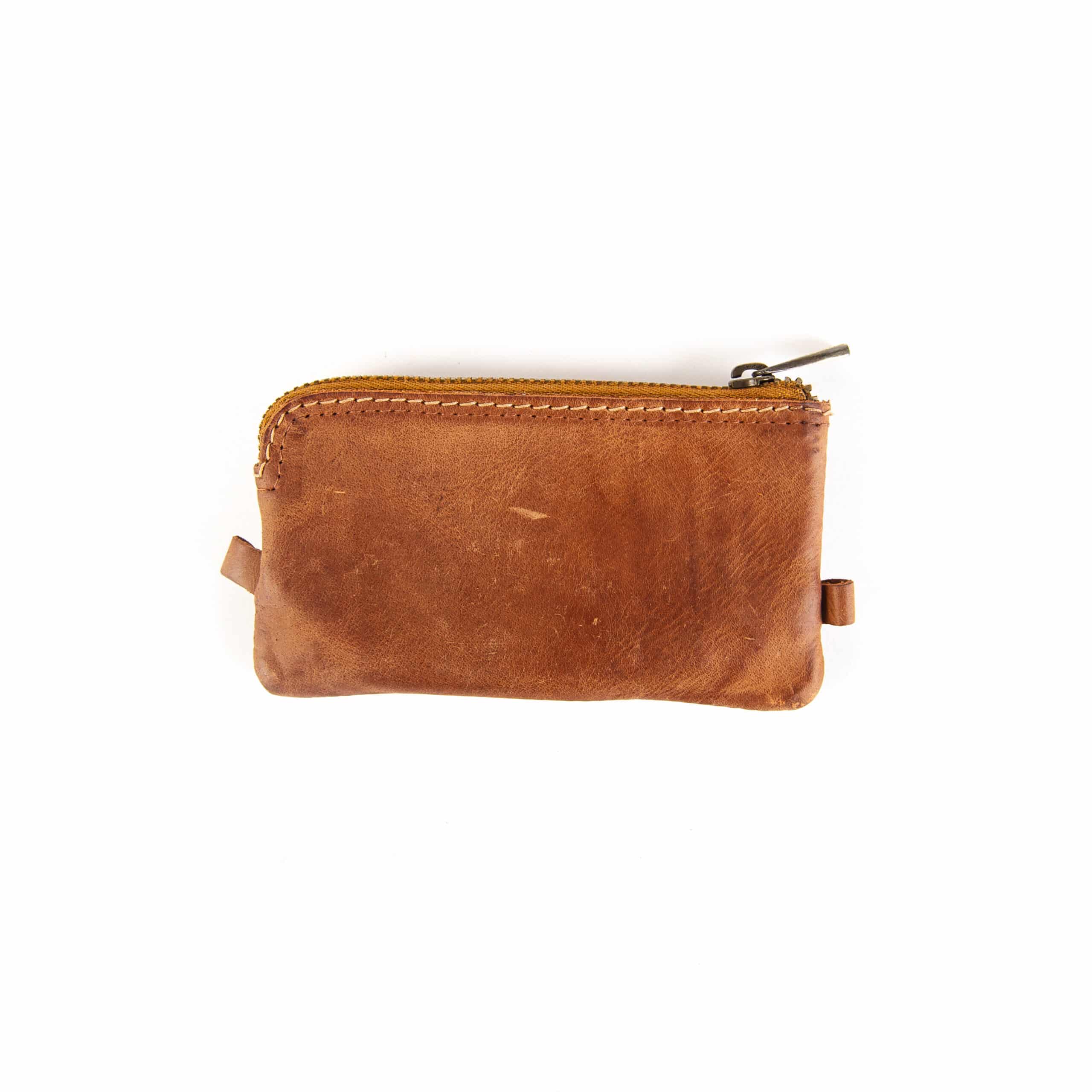 Schlüsseletui Classic von Jockey Club. Schlüsseltasche aus naturbelassenem Rindleder mit zwei Schlüsselringen. Nachhaltiges Slow Fashion Etui aus Leder. Farbe cognac. Lederwaren Ostwestfalen, Lederdeele aus Delbrück. Ansicht Rückseite