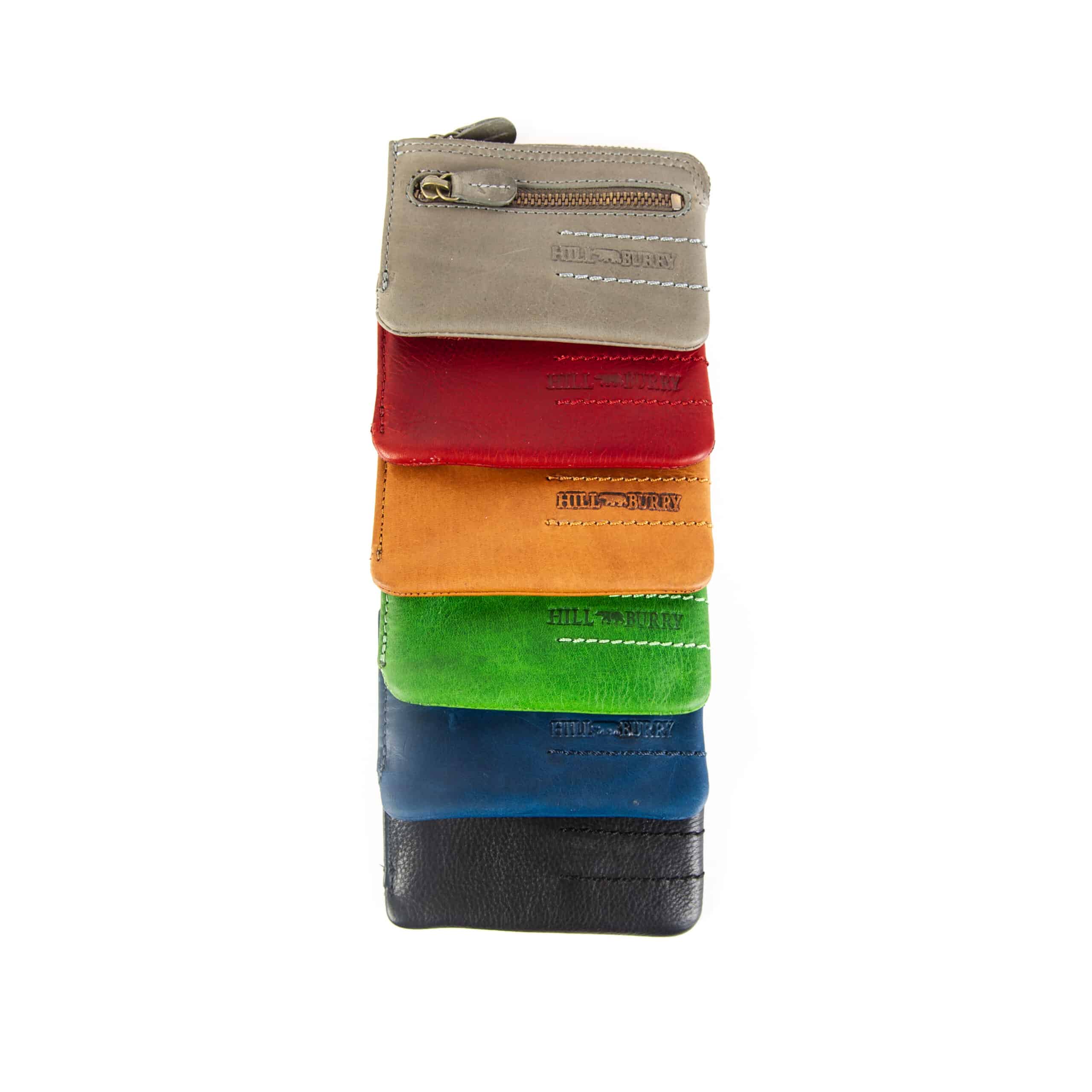 Schlüsseletui Hill Burry aus nachhaltigem Leder. Slow Fashion Schlüsseltasche aus geöltem Rindleder. Zwei Schlüsselringe. Lederdeele aus Delbrück. Lederwaren Ostwestfalen. Gruppenbild