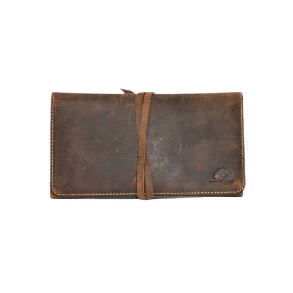 Stifteetui mit Wickelverschluss von Greenburry. Federmappe aus robustem Rindleder, gewachst. Vintage Look, Slow Fashion. Leder Mäppchen für 16 Stifte. Lederwaren Ostwestfalen. Lederdeele aus Delbrück. Ansicht Vorderseite