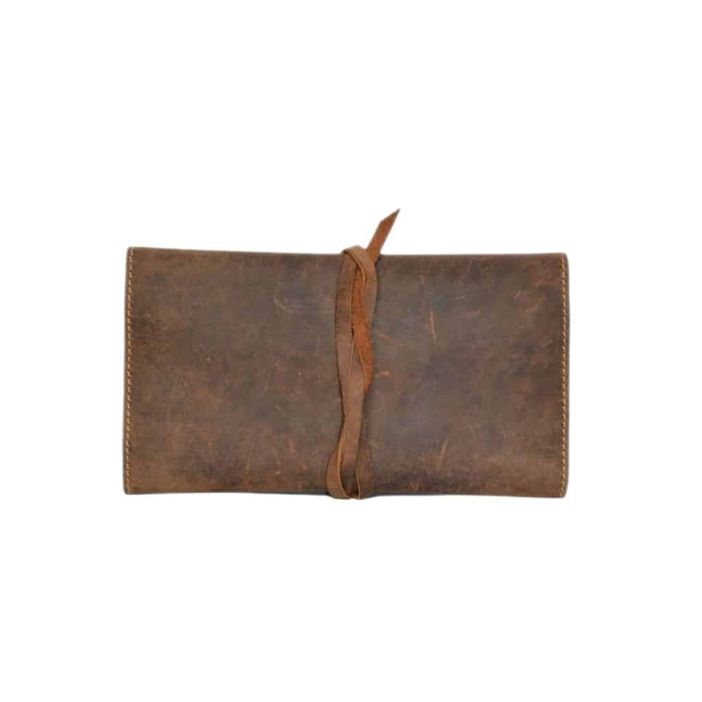 Stifteetui mit Wickelverschluss von Greenburry. Federmappe aus robustem Rindleder, gewachst. Vintage Look, Slow Fashion. Leder Mäppchen für 16 Stifte. Lederwaren Ostwestfalen. Lederdeele aus Delbrück. Ansicht Rückseite