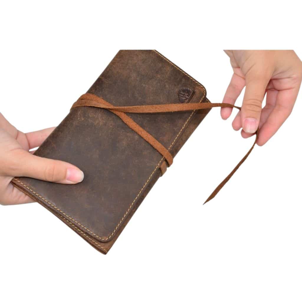 Stifteetui mit Wickelverschluss von Greenburry. Federmappe aus robustem Rindleder, gewachst. Vintage Look, Slow Fashion. Leder Mäppchen für 16 Stifte. Lederwaren Ostwestfalen. Lederdeele aus Delbrück. Ansicht Lederband