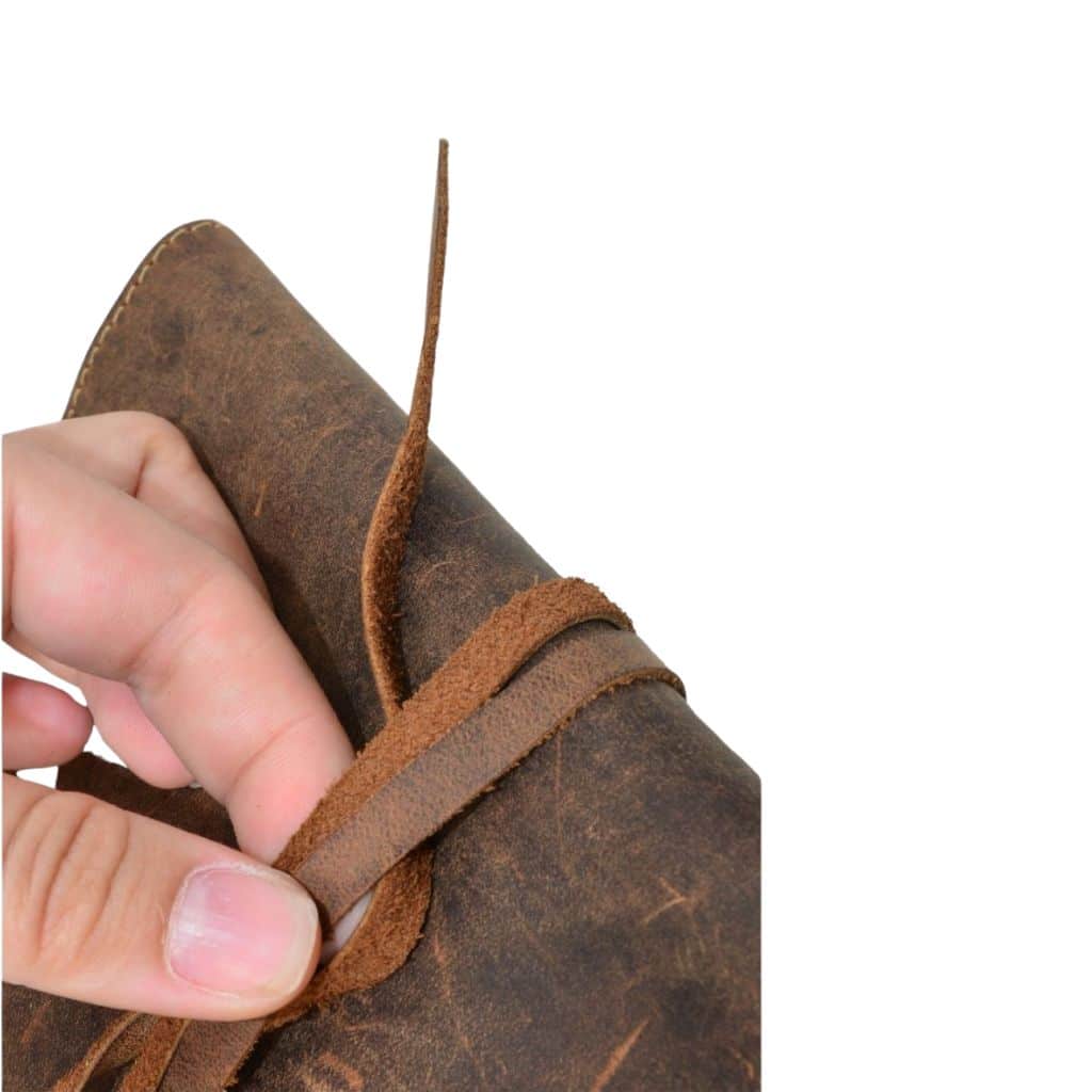 Stifteetui mit Wickelverschluss von Greenburry. Federmappe aus robustem Rindleder, gewachst. Vintage Look, Slow Fashion. Leder Mäppchen für 16 Stifte. Lederwaren Ostwestfalen. Lederdeele aus Delbrück. Ansicht Lederband