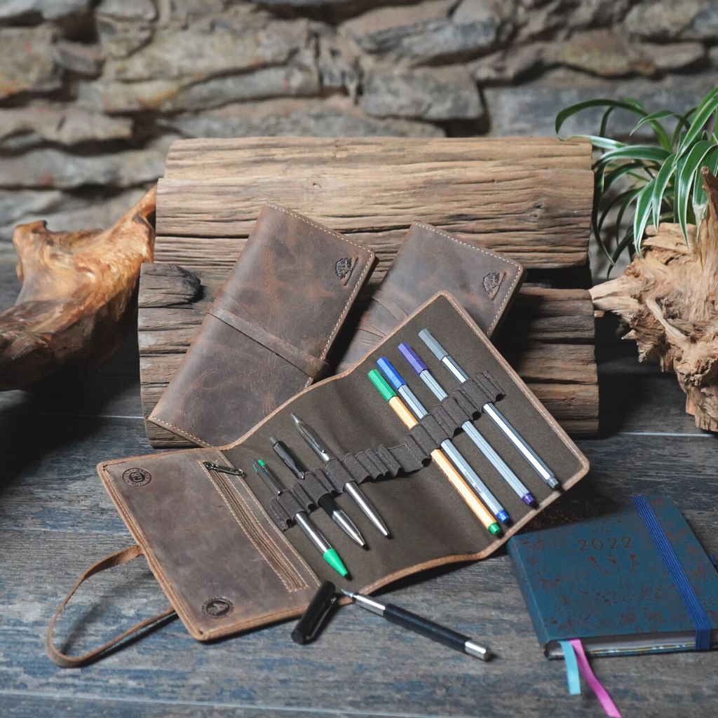 Stifteetui mit Wickelverschluss von Greenburry. Federmappe aus robustem Rindleder, gewachst. Vintage Look, Slow Fashion. Leder Mäppchen für 16 Stifte. Lederwaren Ostwestfalen. Lederdeele aus Delbrück. Ansicht Gruppenbild