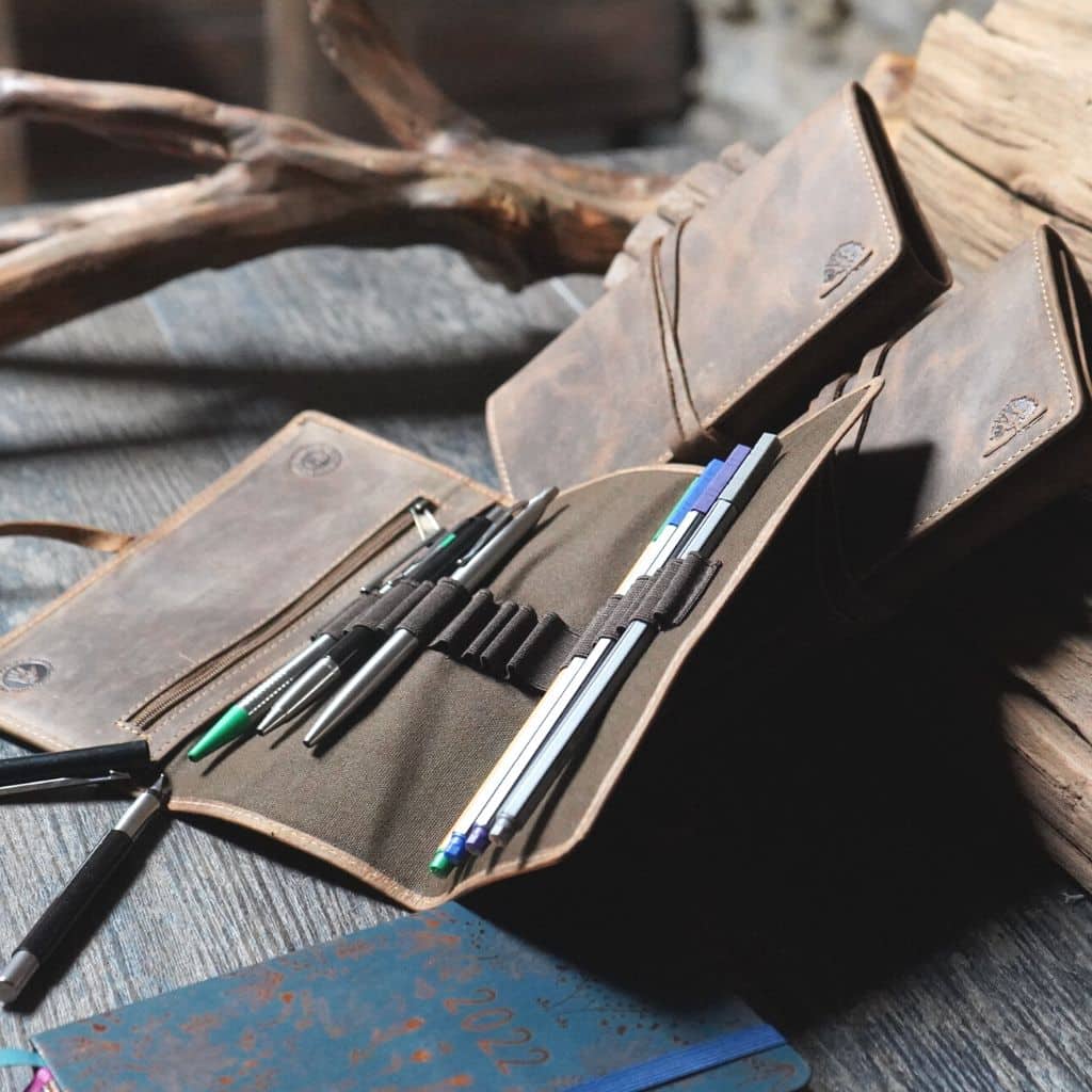 Stifteetui mit Wickelverschluss von Greenburry. Federmappe aus robustem Rindleder, gewachst. Vintage Look, Slow Fashion. Leder Mäppchen für 16 Stifte. Lederwaren Ostwestfalen. Lederdeele aus Delbrück. Ansicht Gruppenbild