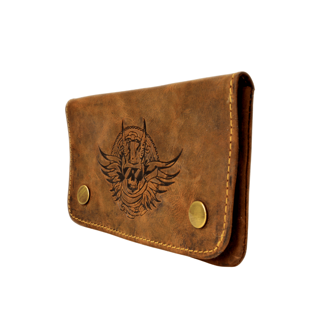 Tabaktasche Biker aus Leder von Greenburry. Tabakbeutel im Vintage Design mit Totenkopf Motiv. Lederbeutel mit Gürtelschlaufen, Gürteltasche. Slow Fashion Rindleder. Lederwaren Ostwestfalen, Lederdeele aus Delbrück. Ansicht Seitenansicht