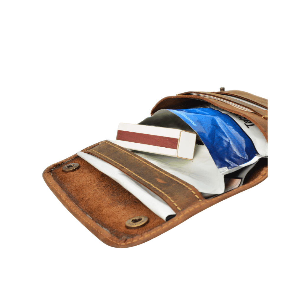 Tabaktasche Biker aus Leder von Greenburry. Tabakbeutel im Vintage Design mit Totenkopf Motiv. Lederbeutel mit Gürtelschlaufen, Gürteltasche. Slow Fashion Rindleder. Lederwaren Ostwestfalen, Lederdeele aus Delbrück. Ansicht Tabak, Blättchen, Filter