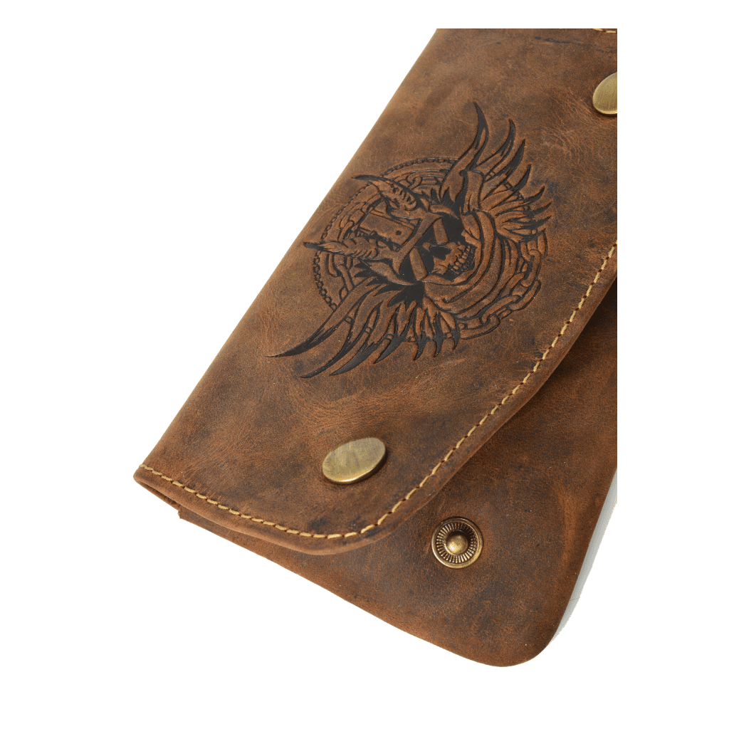 Tabaktasche Biker aus Leder von Greenburry. Tabakbeutel im Vintage Design mit Totenkopf Motiv. Lederbeutel mit Gürtelschlaufen, Gürteltasche. Slow Fashion Rindleder. Lederwaren Ostwestfalen, Lederdeele aus Delbrück. Ansicht Druckknopf