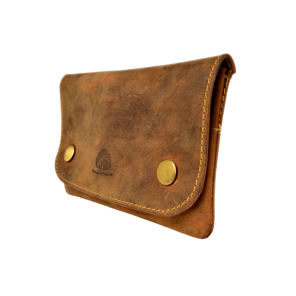 Tabaktasche Leder_Greenburry_Tabakbeutel_Vintage_Slow Fashion_Rindleder_Lederwaren_Lederdeele_Delbrück_02 Tabaktasche aus Leder von Greenburry. Tabakbeutel im Vintage Design. Rindleder, Slow Fashion. Farbe Sattelbraun. Lederwaren Ostwestfalen, Lederdeele aus Delbrück. Ansicht Seitenansicht