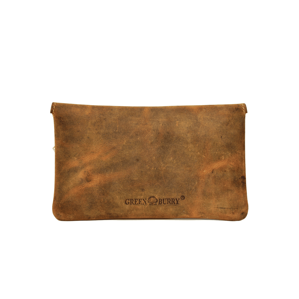 Tabaktasche Leder_Greenburry_Tabakbeutel_Vintage_Slow Fashion_Rindleder_Lederwaren_Lederdeele_Delbrück_03 Tabaktasche aus Leder von Greenburry. Tabakbeutel im Vintage Design. Rindleder, Slow Fashion. Farbe Sattelbraun. Lederwaren Ostwestfalen, Lederdeele aus Delbrück. Ansicht Rückseite