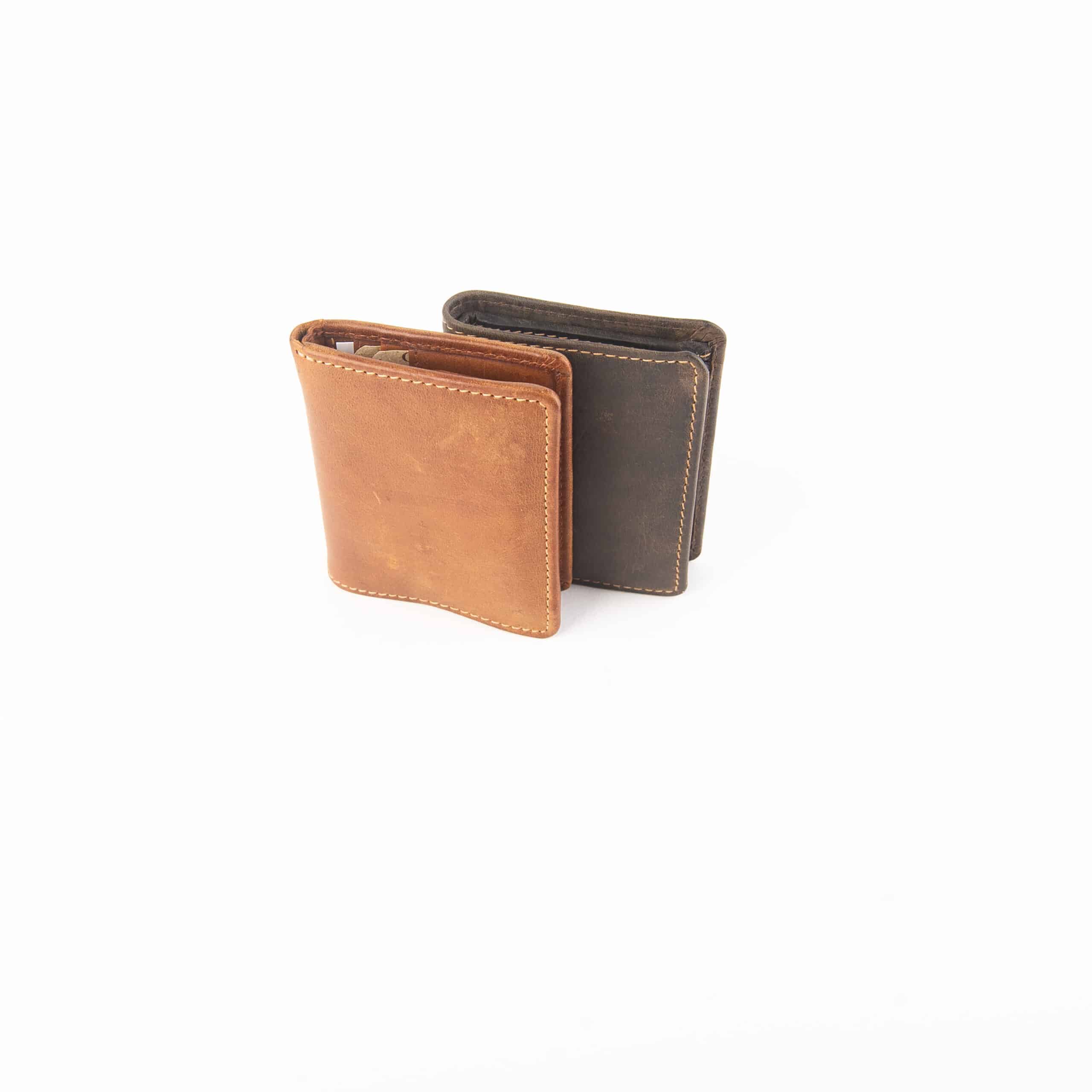 kleine Jockey Club Geldbörse_Toro_flaches Portemonnaie_mini_RFID_Leder_Rindleder_Lederwaren_Lederdeele_Delbrück_02 kleine Jockey Club Geldbörse im Hochformat. Toro Kollektion. Leder Portemonnaie mini für Damen und Herren. Slow Fashion Geldbeutel aus natürlichem Rindleder. Farbe cognac und braun. Lederwaren Ostwestfalen, Lederdeele aus Delbrück. Gruppenbild