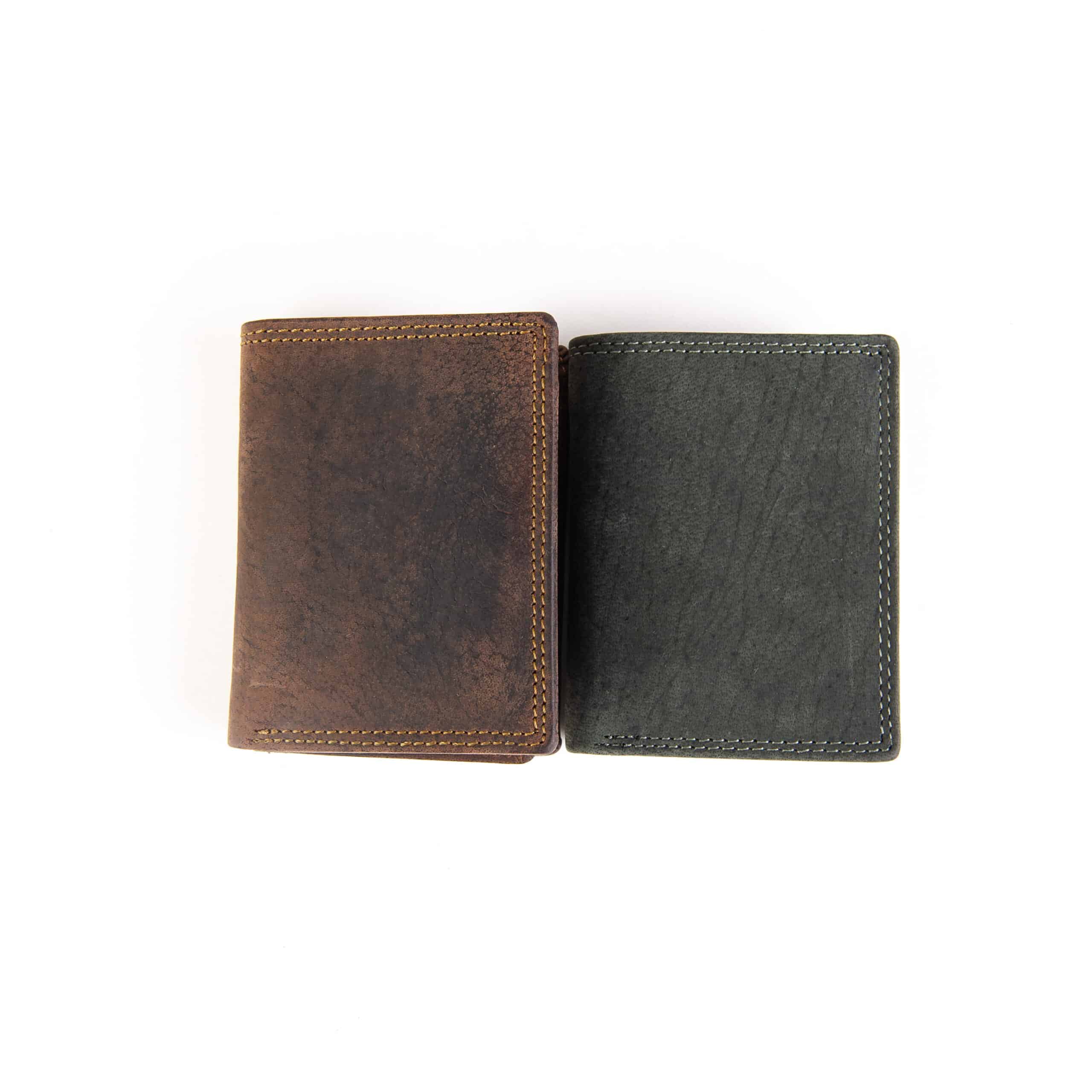 mini Geldbörse Herren im Hochformat von McLean. Kleines Leder Portemonnaie mit RFID Schutz. Naturleder, Büffelleder. Lederwaren Ostwestfalen, Lederdeele aus Delbrück. Farbe schwarz und braun