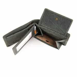 mini Geldbörse Herren im Querformat von McLean. Kleines Leder Portemonnaie mit RFID Schutz. Naturleder, Büffelleder. Farbe schwarz. Lederwaren Ostwestfalen, Lederdeele aus Delbrück. Innenansicht Münzfach