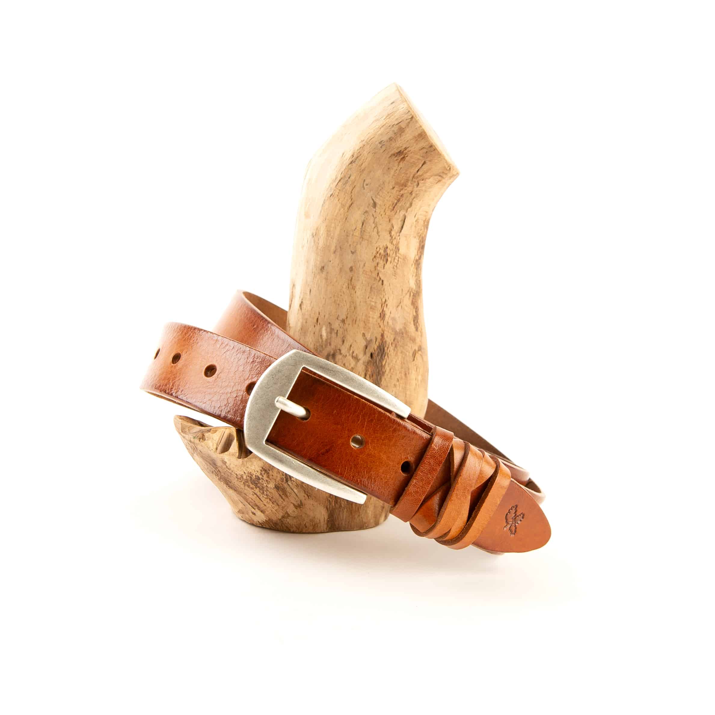 Greenbelts Damengürtel Franca_cognac_Ledergürtel_Damen_Rindleder_nickelfrei_made in germany_Lederwaren_Ostwestfalen_Lederdeele_Delbrück_03 Greenbelts Damengürtel Franca, Ledergürtel für Damen. Pflanzlich gegerbtes Rindleder, nickelfreie Dornschließe, made in Germany. Slow Fashion Leder. Farbe cognac. Lederwaren in Ostwestfalen, Lederdeele aus Delbrück. Ansicht Vorderseite