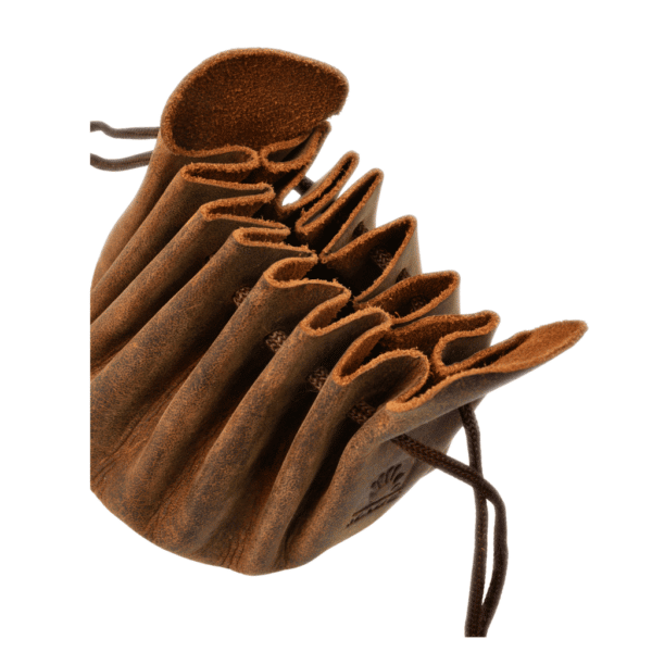 Greenburry Münzbeutel Vintage groß. Lederbeutel mit Zugband für Kleingeld und Münzen. Slow Fashion Rindleder. Gewachstes Leder. Farbe Sattelbraun. Lederwaren in Ostwestfalen, Lederdeele aus Delbrück. Ansicht Zugband