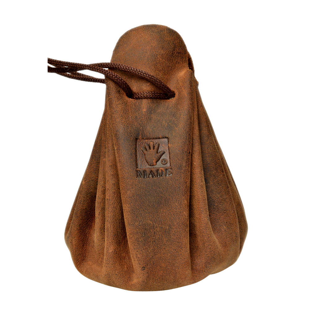 Greenburry_Münzbeutel klein_Vintage_Lederbeutel_Kleingeld_Mittelalter_Rindleder_Lederwaren_Ostwestfalen_Lederdeele_Delbrück_02 Greenburry Münzbeutel Vintage klein. Lederbeutel mit Zugband für Kleingeld und Münzen. Slow Fashion Rindleder. Gewachstes Leder. Farbe Sattelbraun. Lederwaren in Ostwestfalen, Lederdeele aus Delbrück. Ansicht Rückseite