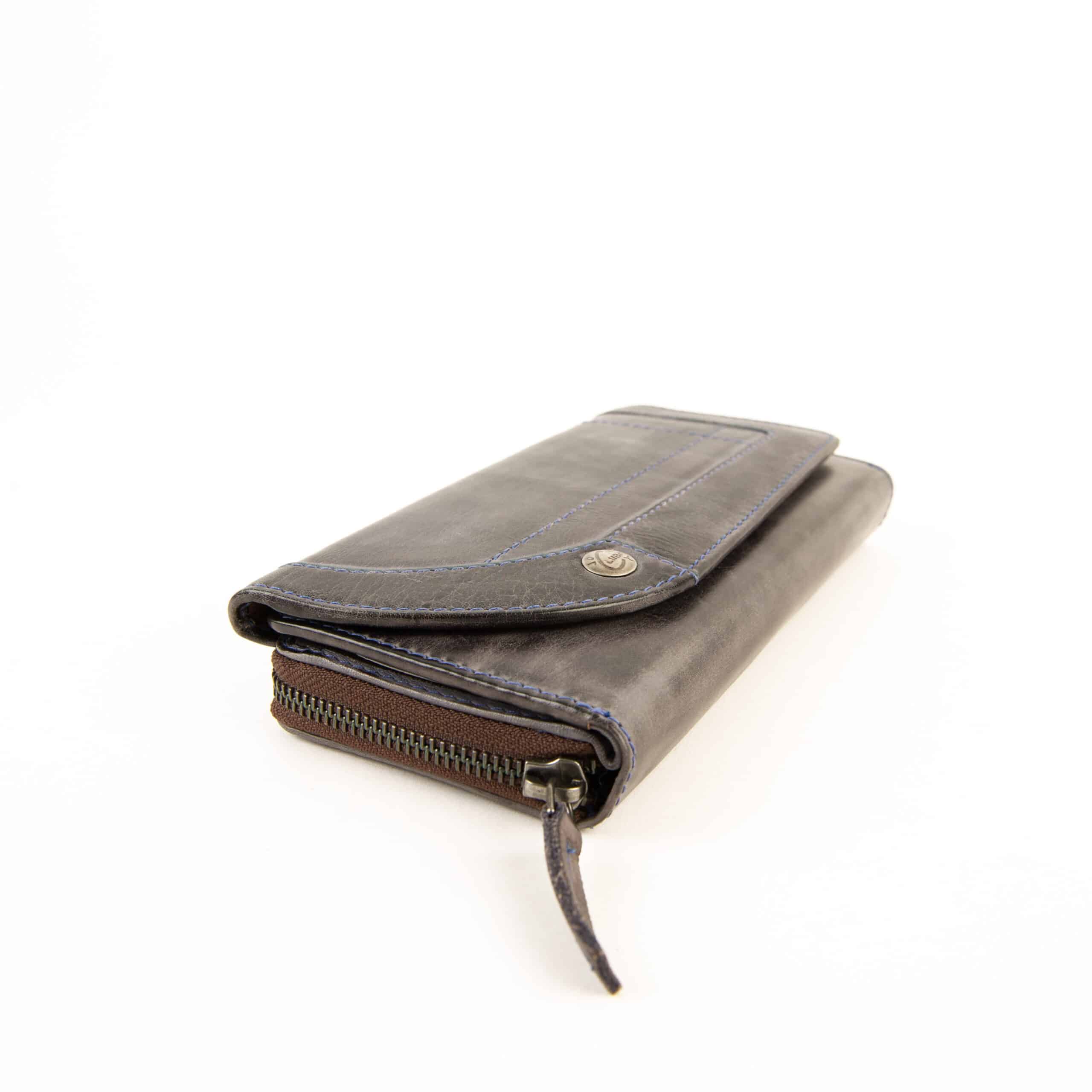 Jockey Club Damenbörse large. Leder Geldbörse mit RFID Schutz. Slow Fashion Rindleder. Farbe blau. Lederwaren in Ostwestfalen, Lederdeele aus Delbrück. Ansicht Vorderseite