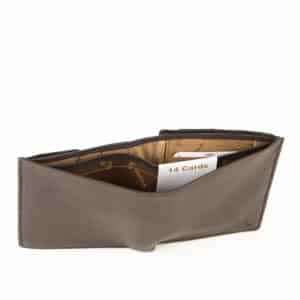Esquire Deer Hochformatbörse Herren. Exklusives Portemonnaie aus weichem Hirschleder. Geldbörse mit RFID Schutz und patentiertem Card Safe System. Hochformat. Farbe braun. Lederwaren in Ostwestfalen, Lederdeele Delbrück. Ansicht Scheinfach