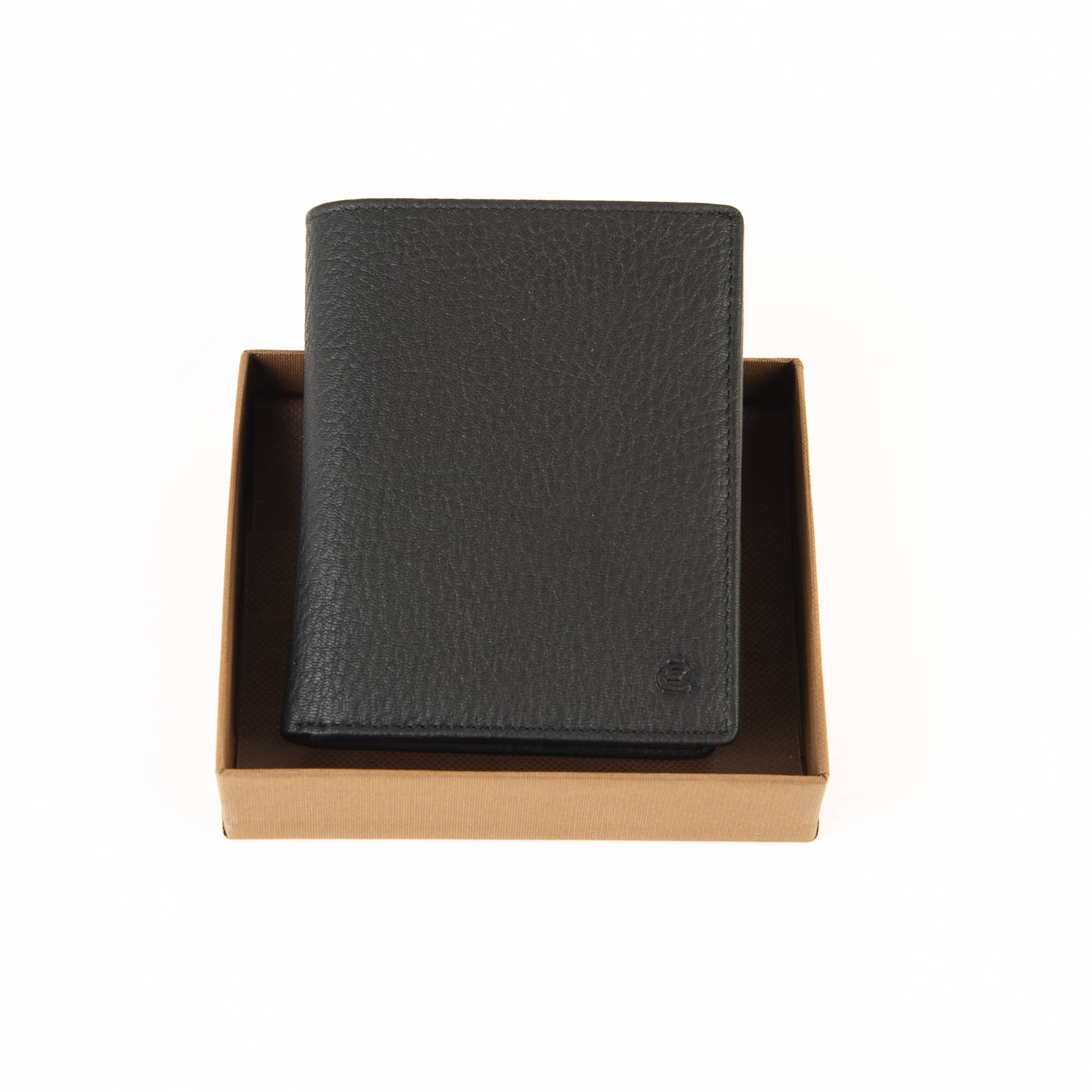 Esquire Deer Hochformatbörse Herren_schwarz_Portemonnaie_Hirschleder_exklusiv_RFID_Lederwaren Ostwestfalen_Lederdeele Delbrück_03 Esquire Deer Hochformatbörse Herren. Exklusives Portemonnaie aus weichem Hirschleder. Geldbörse mit RFID Schutz und patentiertem Card Safe System. Hochformat. Farbe schwarz. Lederwaren in Ostwestfalen, Lederdeele Delbrück. Ansicht Vorderseite in Box