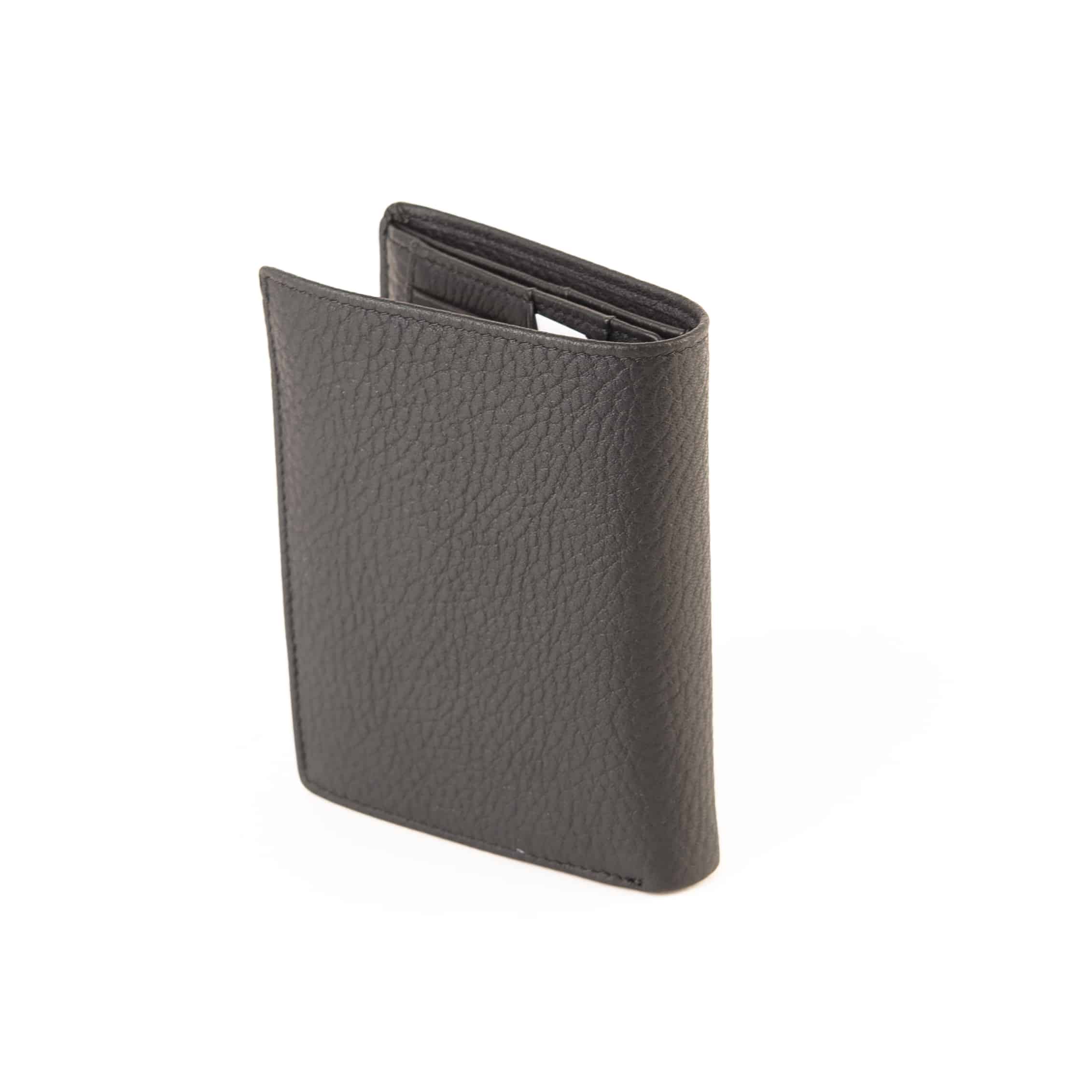 Esquire Deer Hochformatbörse Herren_schwarz_Portemonnaie_Hirschleder_exklusiv_RFID_Lederwaren Ostwestfalen_Lederdeele Delbrück_04 Esquire Deer Hochformatbörse Herren. Exklusives Portemonnaie aus weichem Hirschleder. Geldbörse mit RFID Schutz und patentiertem Card Safe System. Hochformat. Farbe schwarz. Lederwaren in Ostwestfalen, Lederdeele Delbrück. Ansicht Rückseite