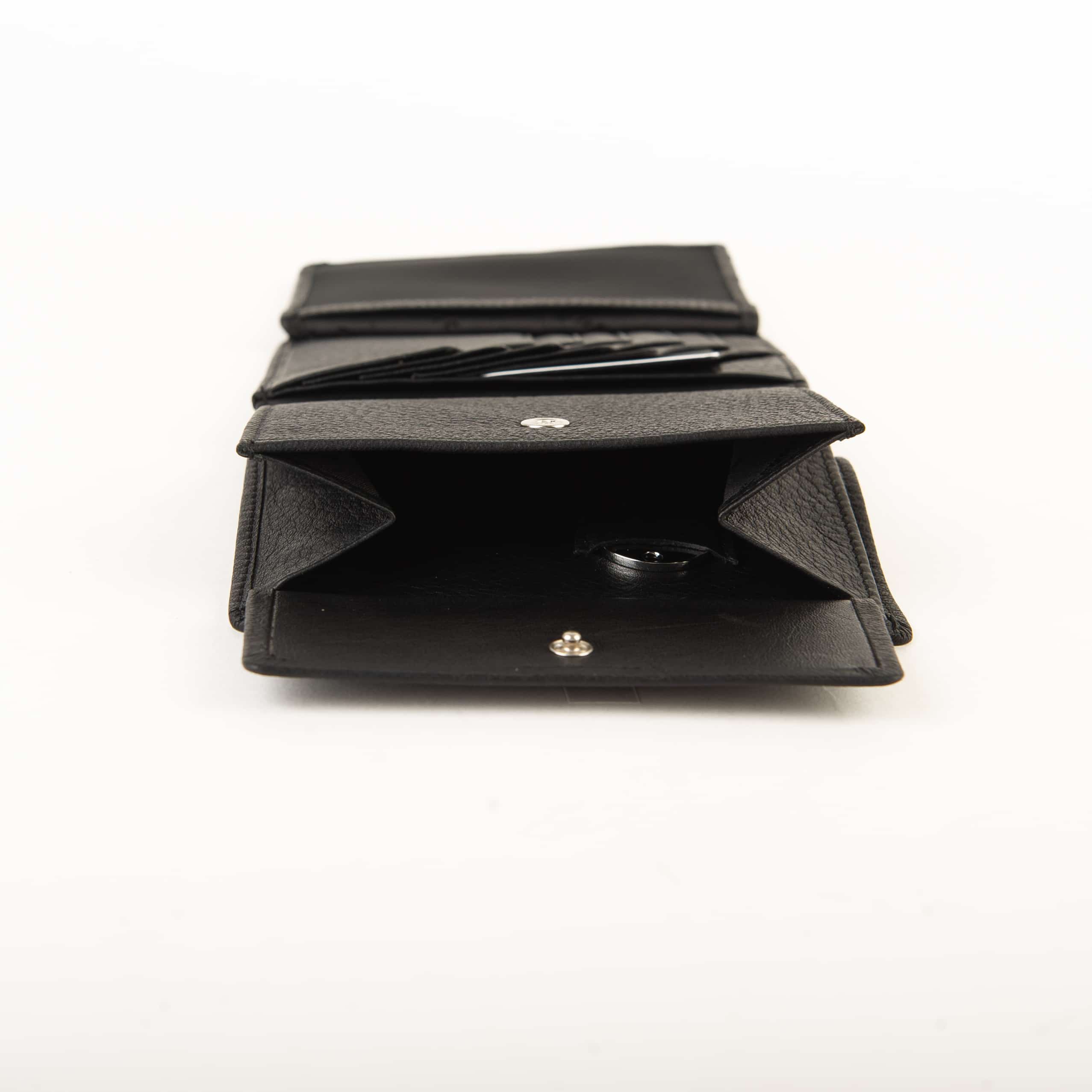 Esquire Deer Hochformatbörse Herren_schwarz_Portemonnaie_Hirschleder_exklusiv_RFID_Lederwaren Ostwestfalen_Lederdeele Delbrück_13 Esquire Deer Hochformatbörse Herren. Exklusives Portemonnaie aus weichem Hirschleder. Geldbörse mit RFID Schutz und patentiertem Card Safe System. Hochformat. Farbe schwarz. Lederwaren in Ostwestfalen, Lederdeele Delbrück. Ansicht Münzfach