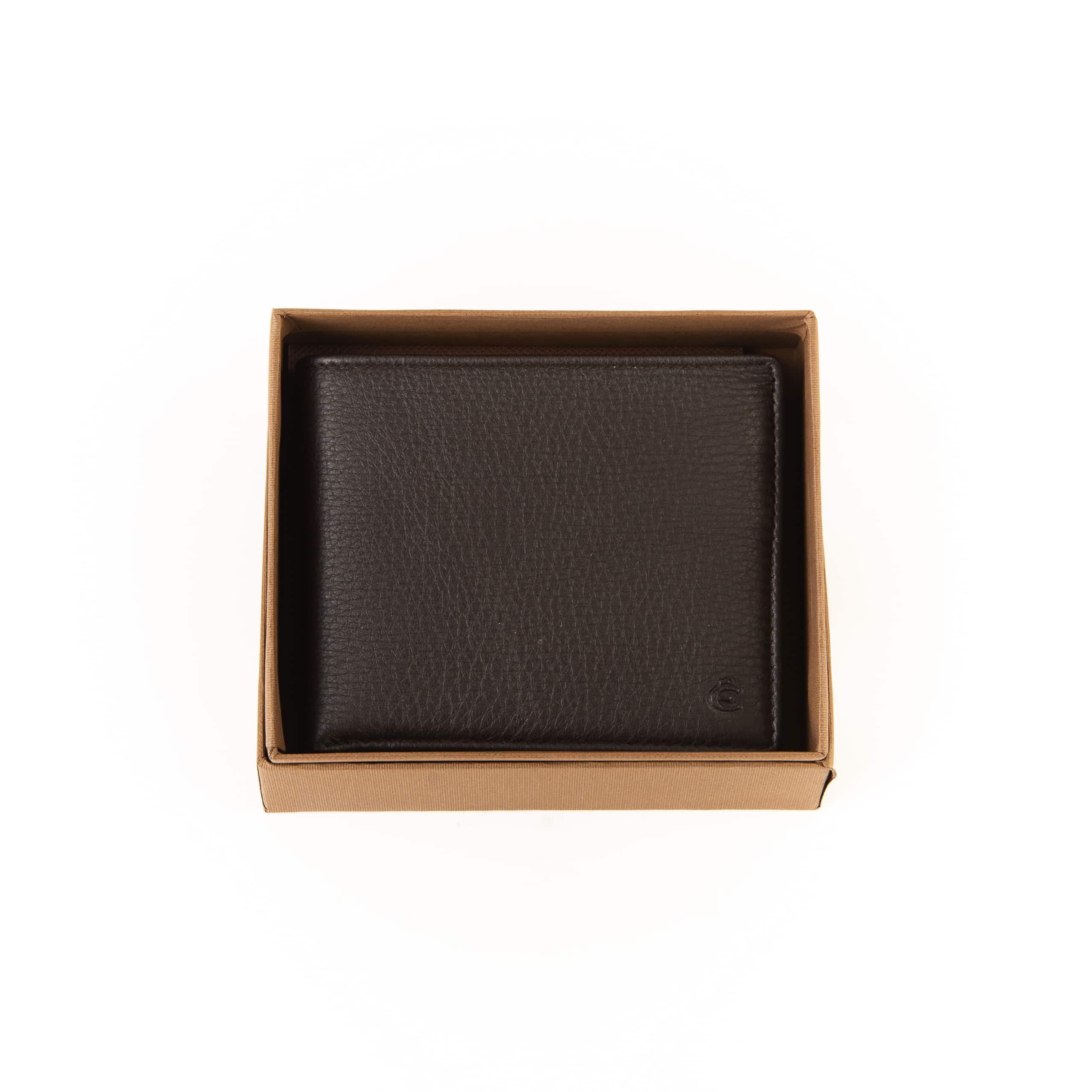 Esquire Deer Querformatbörse für Herren. Exklusives Portemonnaie aus weichem Hirschleder. Flache Geldbörse mit RFID Schutz und patentiertem Card Safe System. Querformat. Farbe braun. Lederwaren in Ostwestfalen, Lederdeele Delbrück. Ansicht Vorderseite in Box