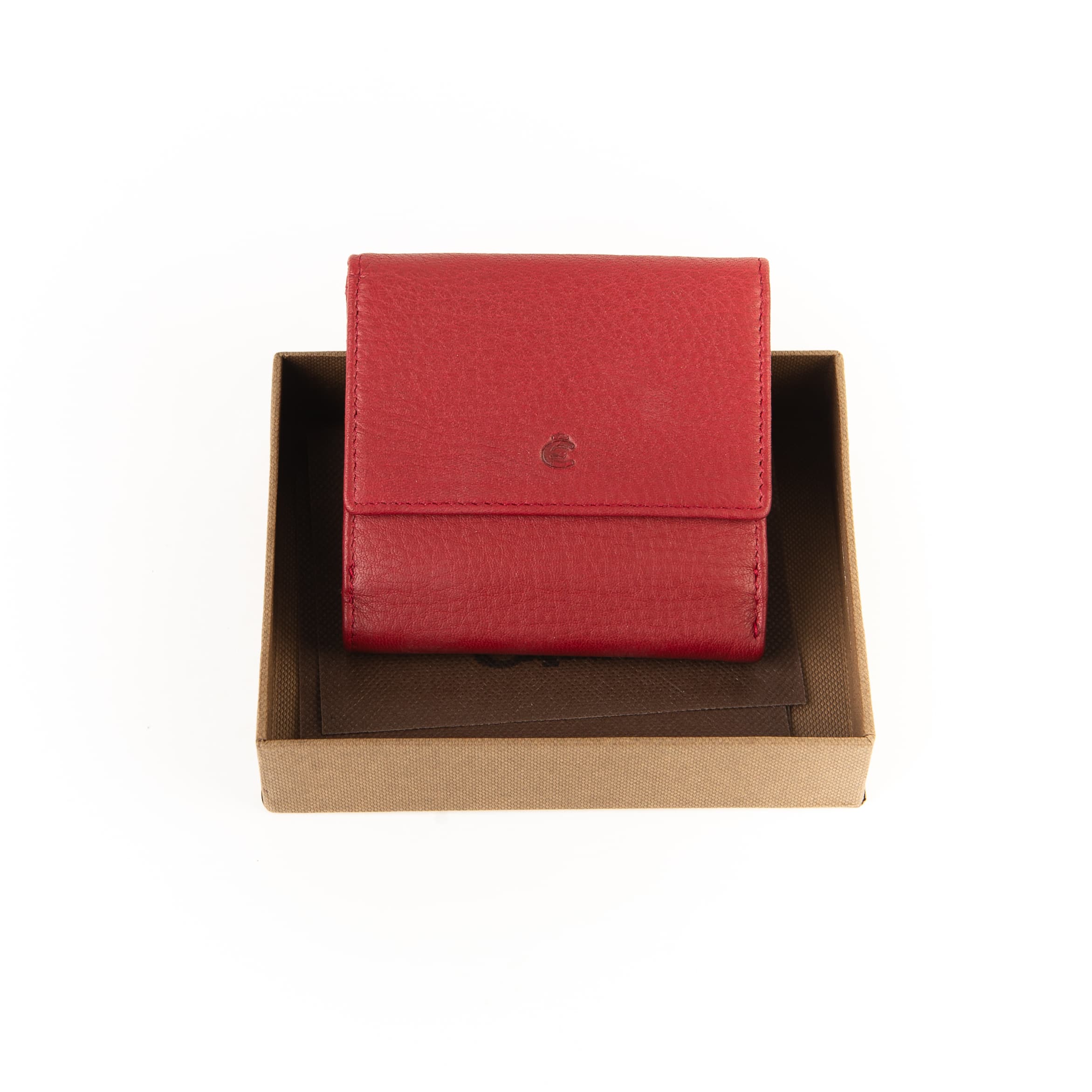 Esquire Deer Wiener Schachtel_Geldbörse_Münzfach_quadratisch_Portemonnaie_Hirschleder_rot_Lederwaren_Ostwestfalen_Lederdeele_Delbrück_04 Esquire Deer Wiener Schachtel. Geldbörse für Damen und Herren mit quadratischem Münzfach. Exklusives Portemonnaie aus weichem Hirschleder. Farbe rot. Lederwaren in Ostwestfalen, Lederdeele aus Delbrück. Ansicht Vorderseite in Box