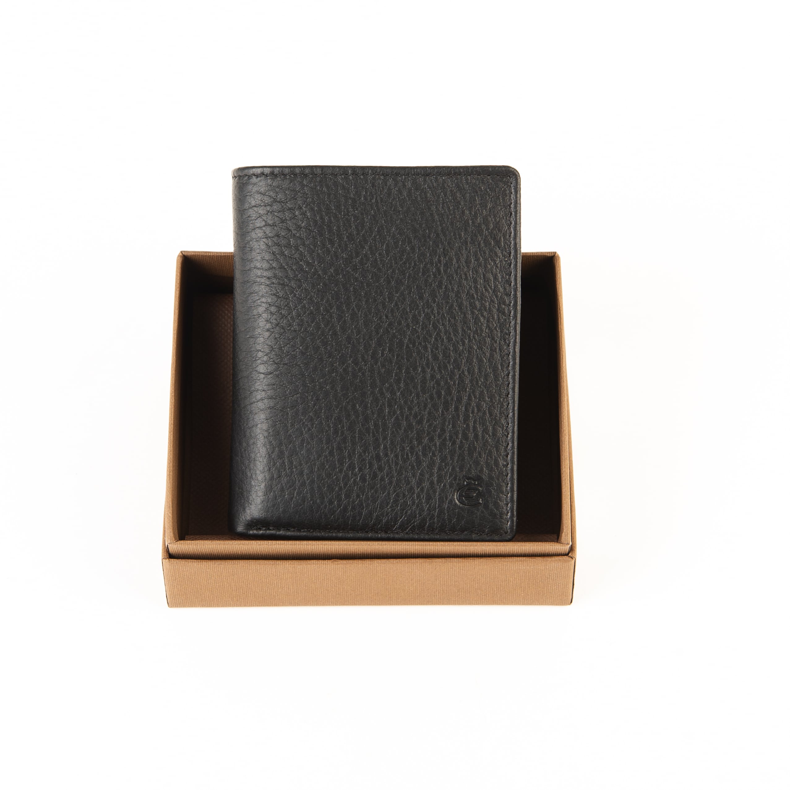 Esquire Deer Zwischengröße Hochformat. Exklusives Portemonnaie aus weichem Hirschleder. Geldbörse mit RFID Schutz und patentiertem Card Safe System. Hochformatbörse Herren. Farbe schwarz. Lederwaren in Ostwestfalen, Lederdeele Delbrück. Ansicht Vorderseite in Box